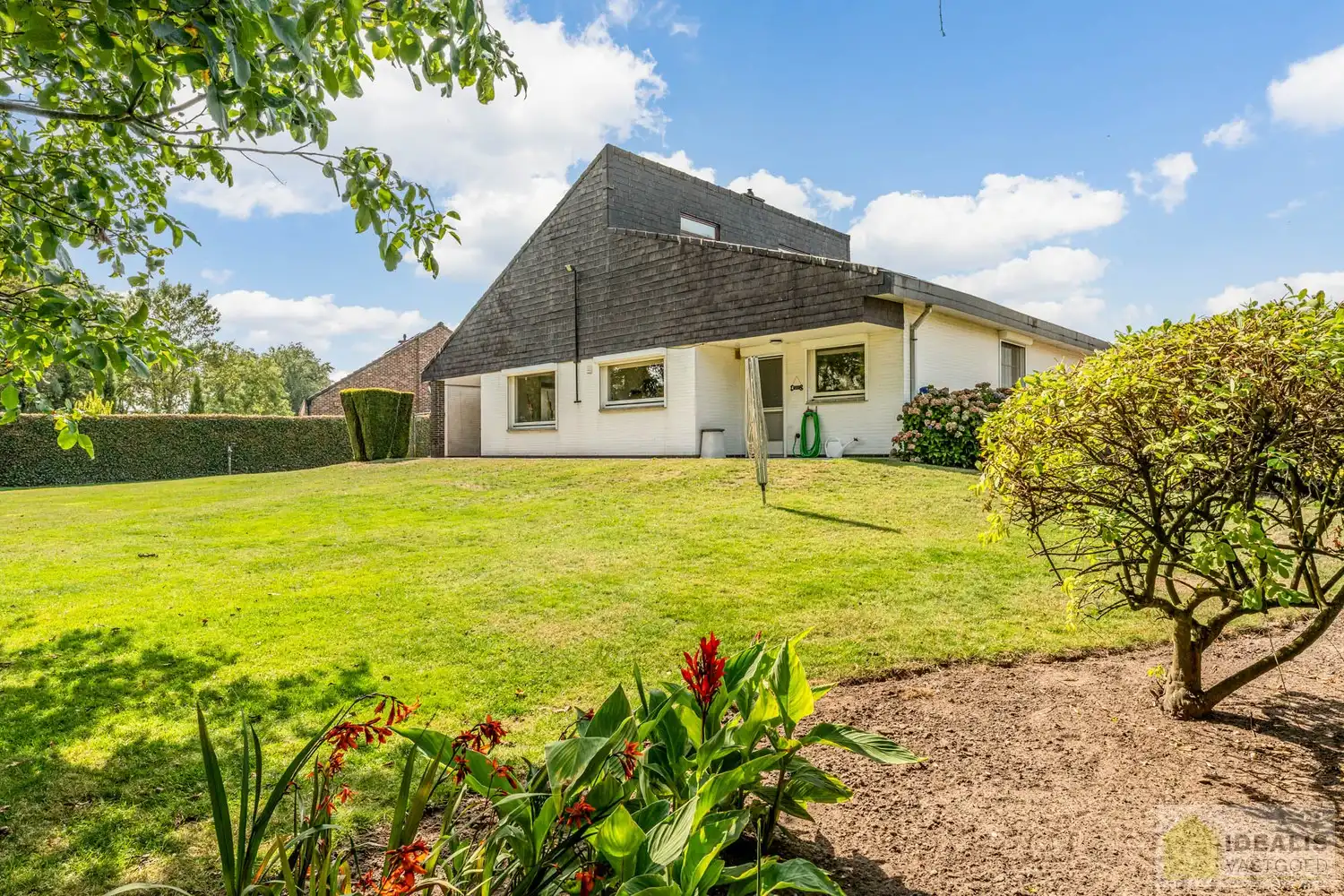 //INVESTERING – NIET VOOR EIGEN GEBRUIK// UITERST GOED ONDERHOUDEN GEZINSWONING OP EEN PRACHTIG, GROEN EN RUSTIG PERCEEL VAN MAAR LIEFST 11A &nbsp;MET LICHTRIJKE WOONKAMER, 3 KNAPPE SLAAPKAMERS, BADKAMER, AFGEWERKTE ZOLDERVERDIEPING EN ONDERGRONDSE GARAGE foto 36