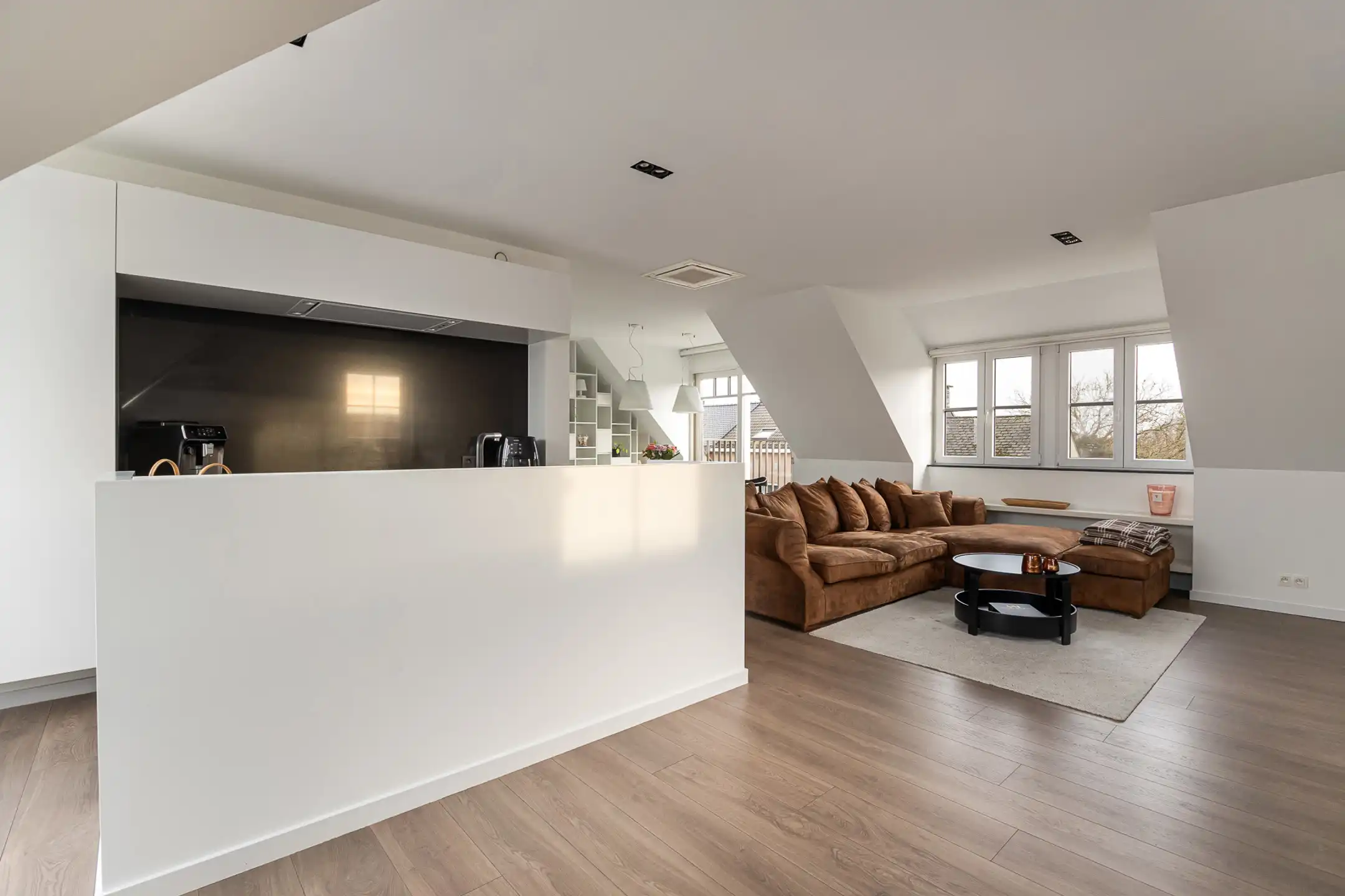 Knap dakappartement met fantastisch terras + garagebox foto 4