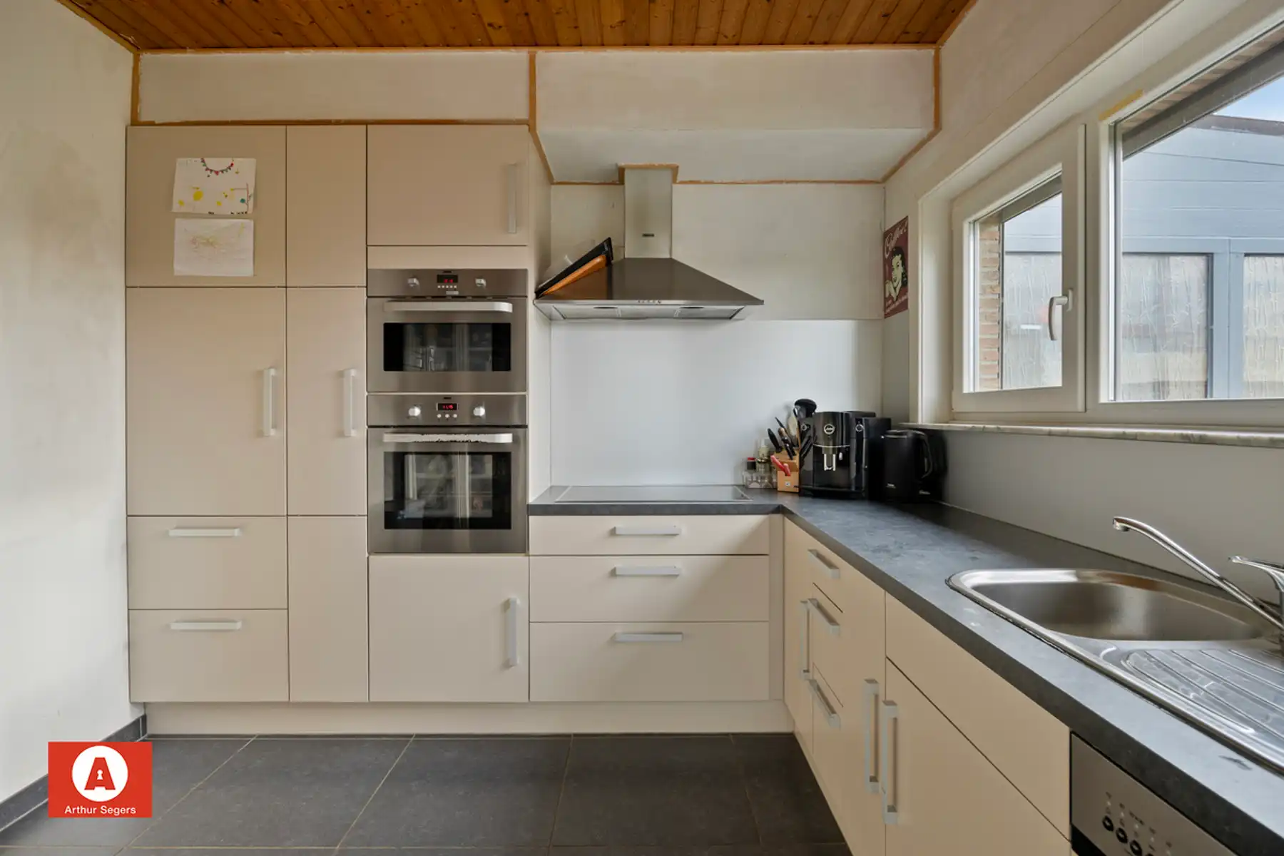 Halfopen woning in doodlopende, rustige straat foto 11