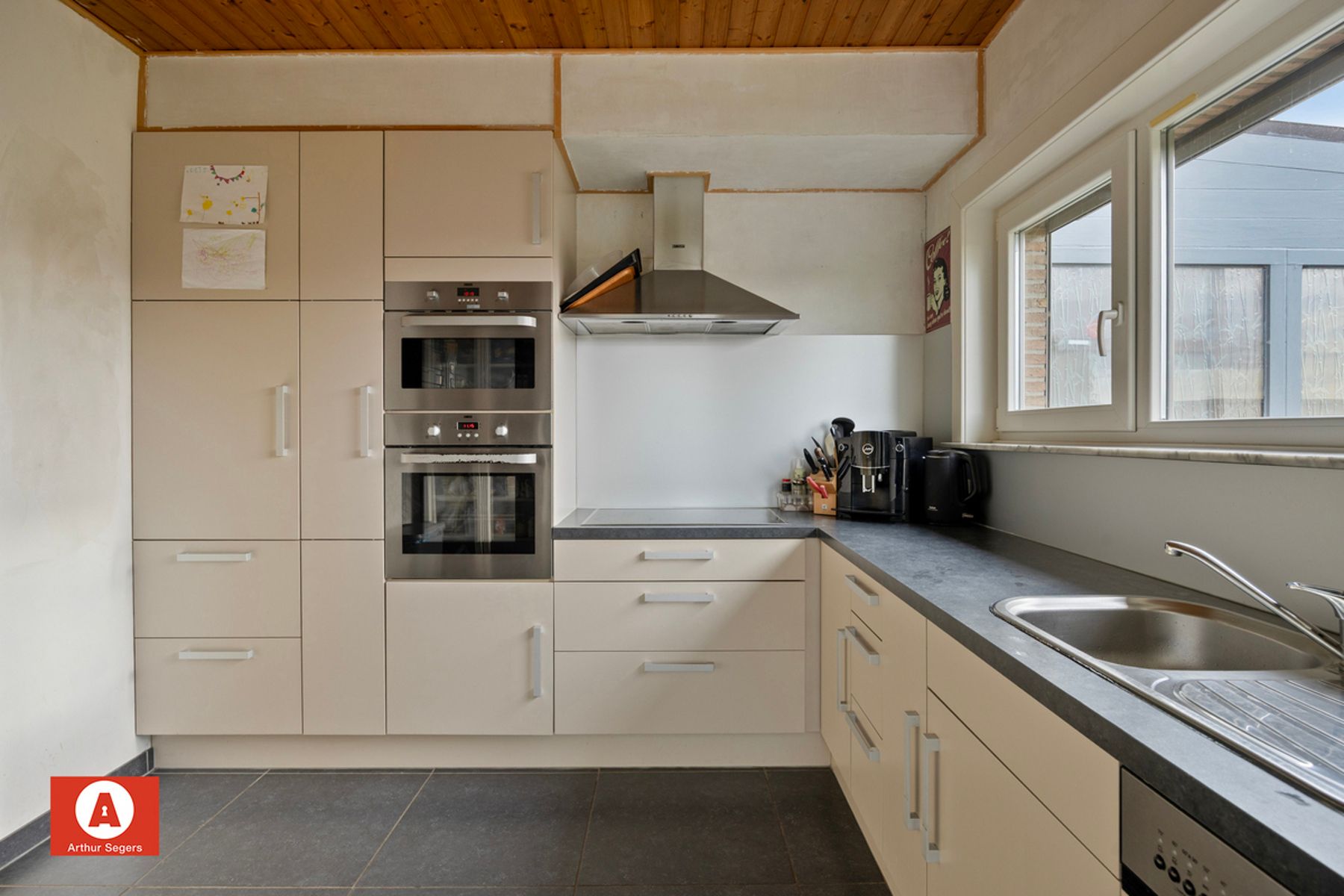 Halfopen woning in doodlopende, rustige straat foto 11