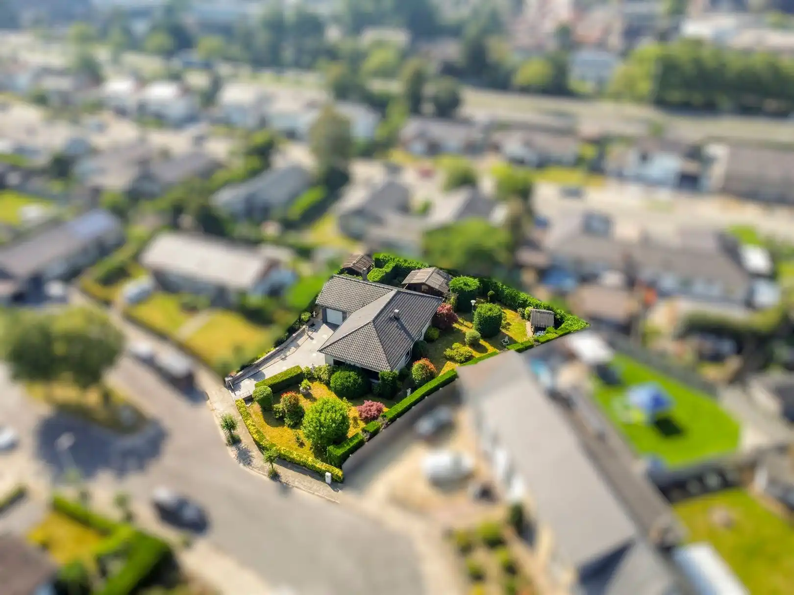 Huis met prachtige tuin in een woonwijk in doodlopende straat foto 23