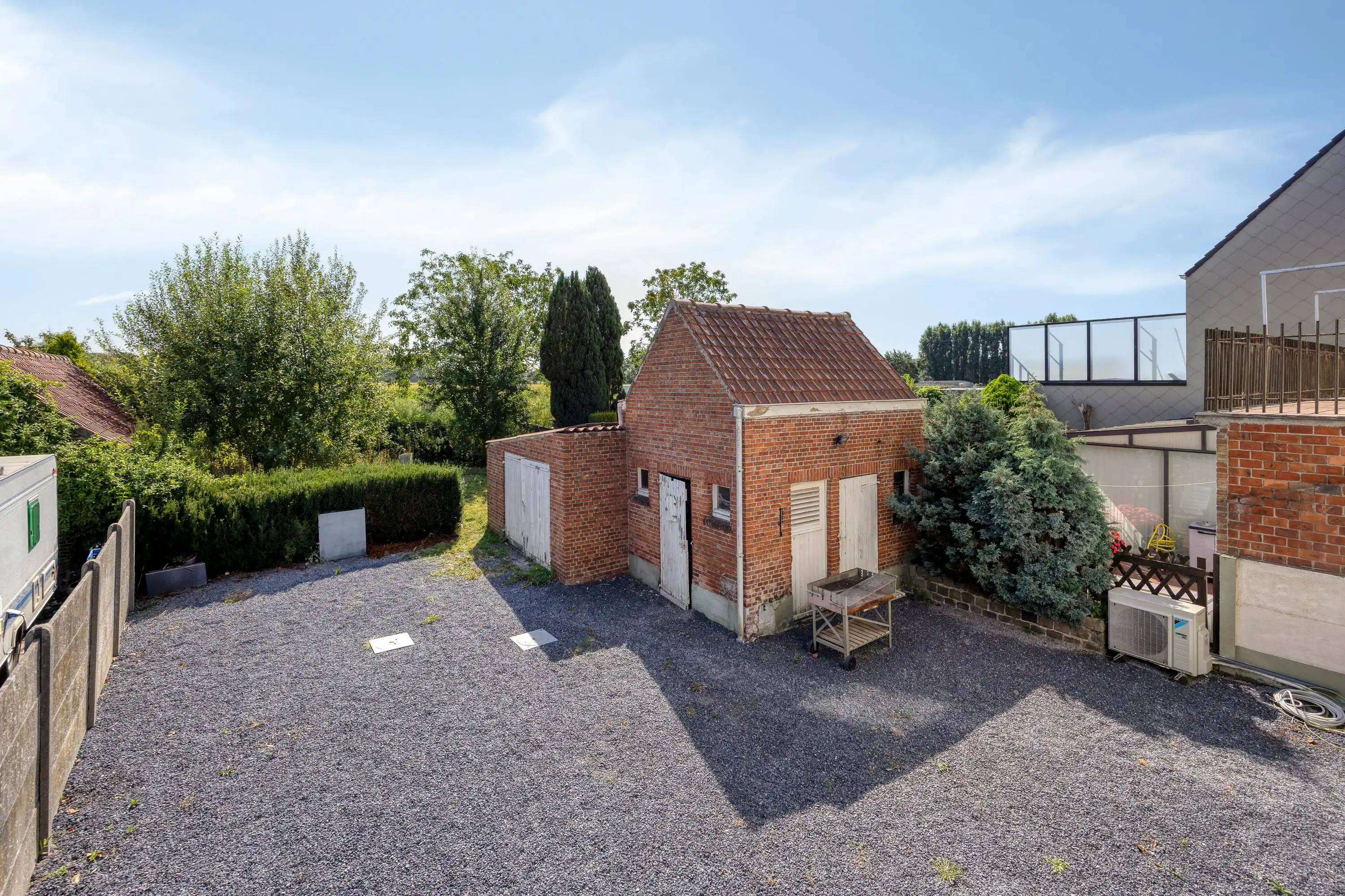 Volledig gerenoveerde halfopen woning in hartje Ertvelde foto 12