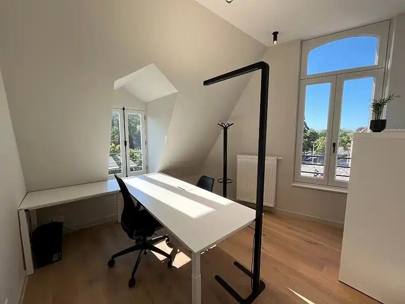 Gerenoveerd kantoorgebouw in Brugge: een nieuwe werkplekervaring! foto 13