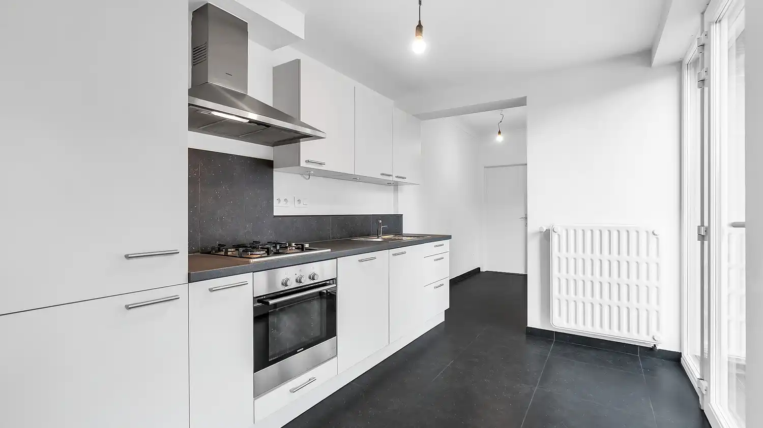 Totaal gerenoveerde en energiezuinige gezinswoning met 3 slaapkamers, carport voor 2 wagens en zonnige tuin in Paal foto 6