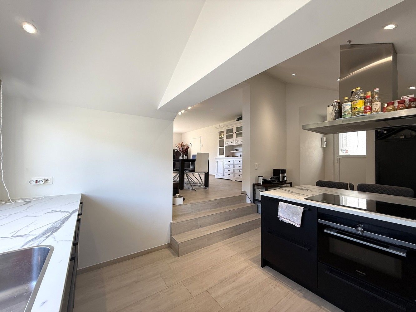 Instapklare woning met 3 slaapkamers en een gezellige tuin op toplocatie in Hoeselt te huur! foto 6