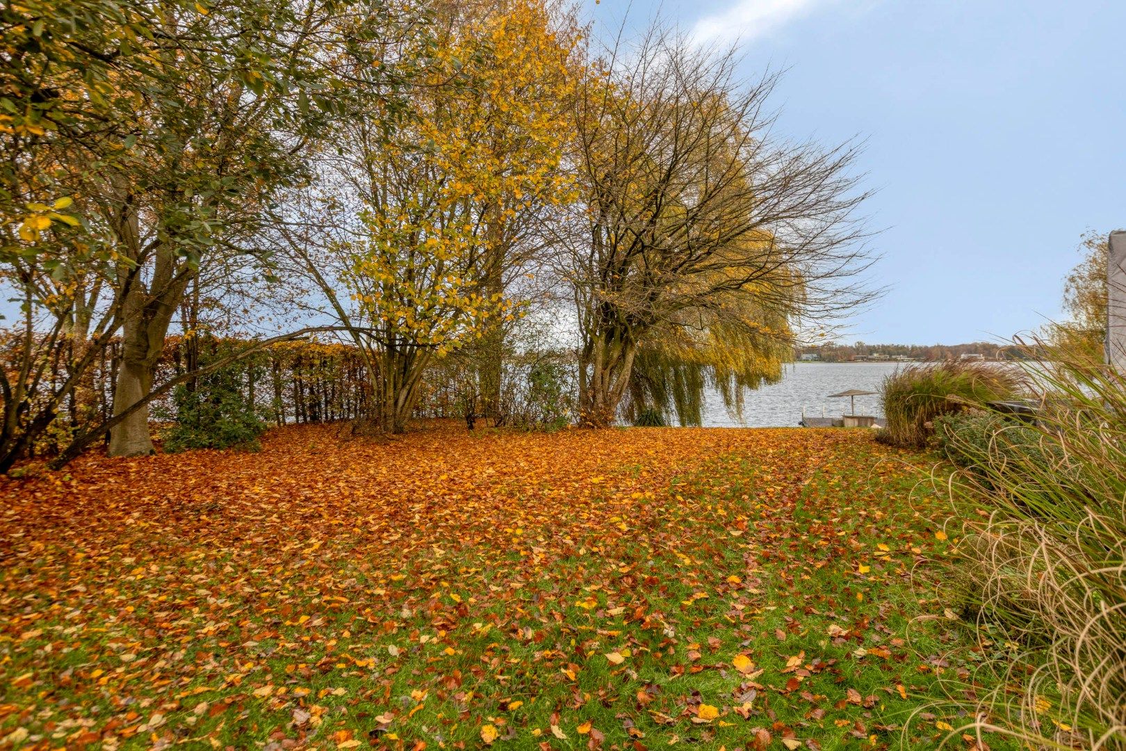 Buitenverblijf aan het unieke privémeer Miramar ! foto 2