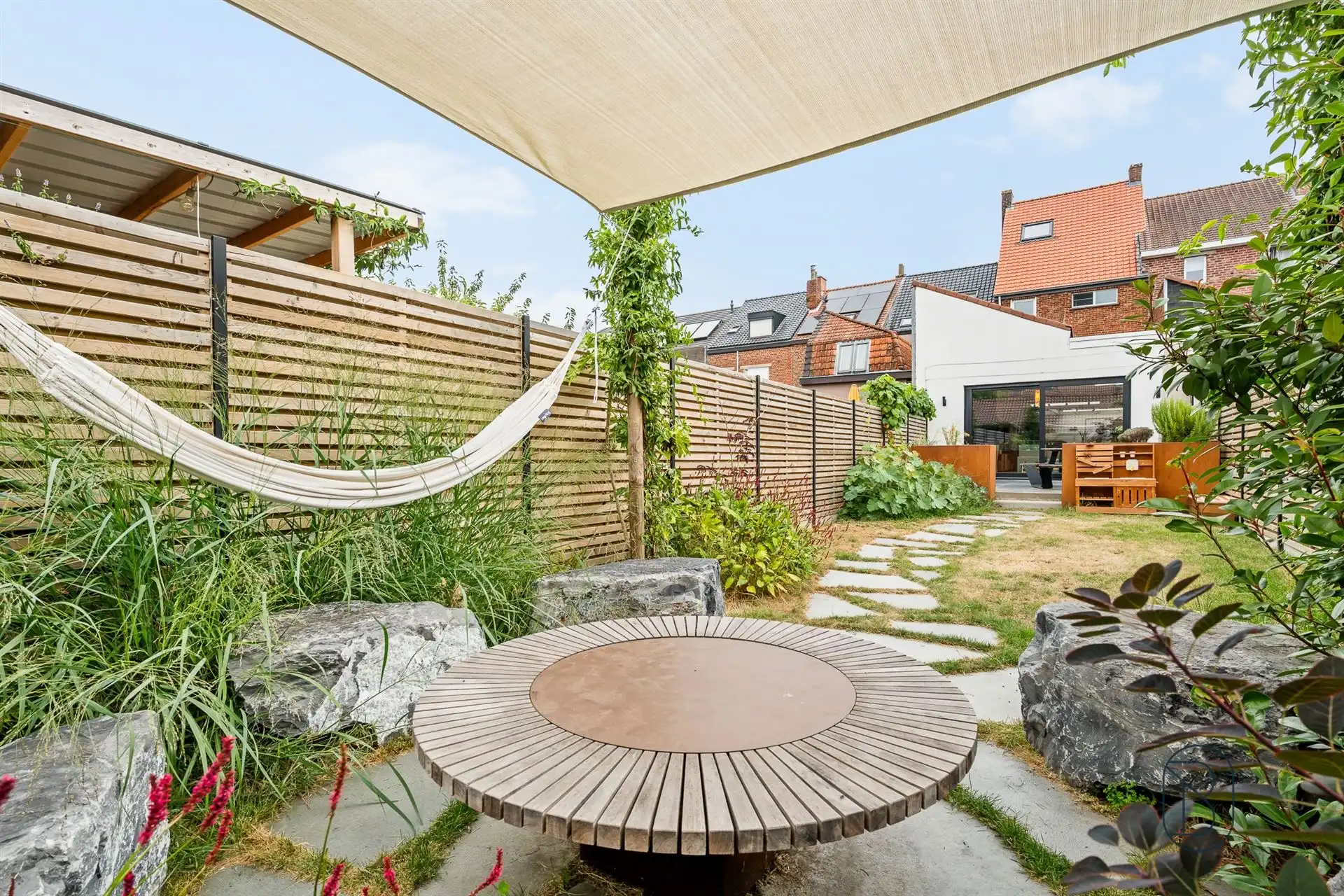 Recent gerenoveerde woning met 3 slk en leuke tuin! foto 3