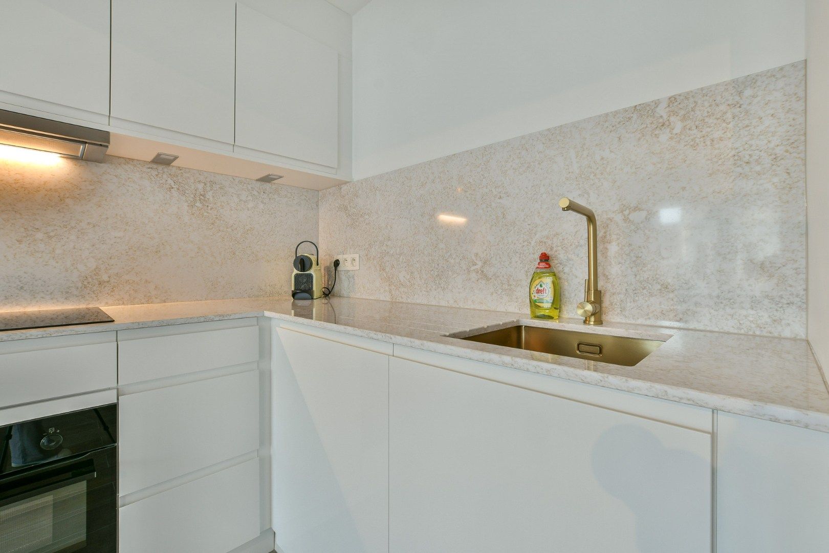 Gerenoveerd 2-slaapkamerappartement op toplocatie - vlakbij de zeedijk! foto 6