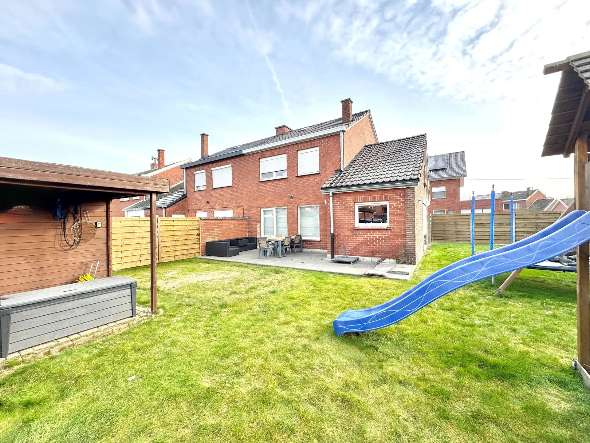 HALFOPEN WONING MET 4 KAMERS, TUIN & GARAGE - 359 m² foto {{pictureIndex}}