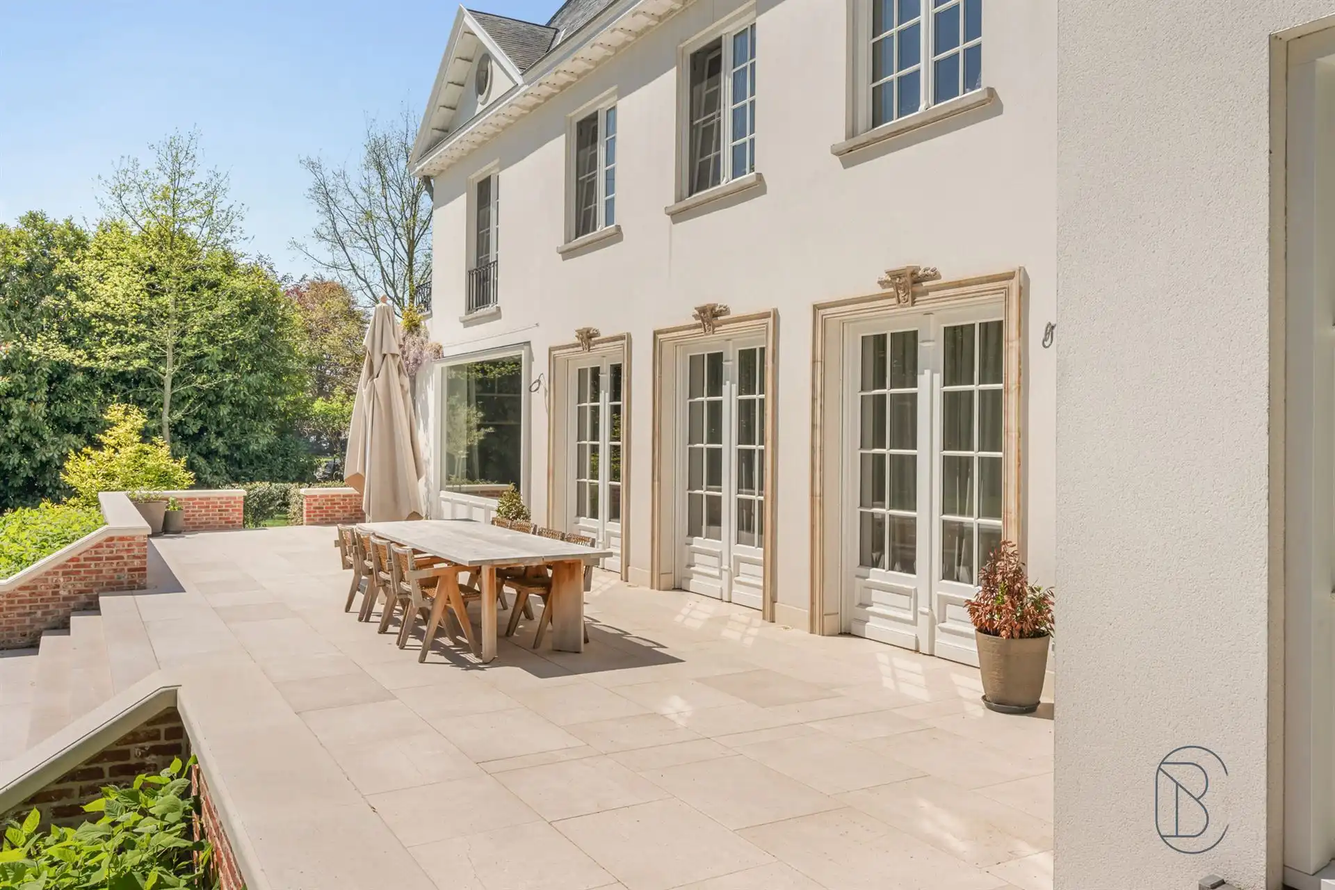 Prachtig afgewerkte franse villa met bijgebouw en zwembad foto 50