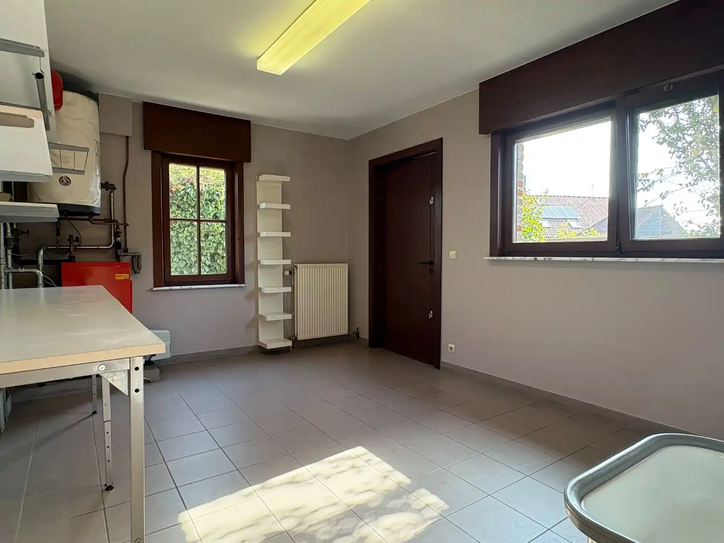 Alleenstaande woning met 3 slaapkamers en dubbele garage te huur in Oostrozebeke foto 18