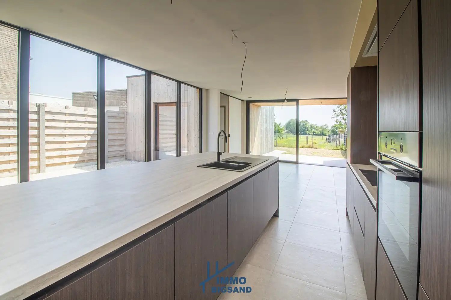 Volledig vernieuwde woning met gloednieuwe aanbouw met 3 slaapkamers, diepe oprit en tuin foto {{pictureIndex}}