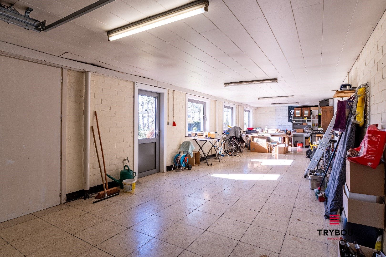 Ruime alleenstaande woning met inpandige garage, magazijn en aangelegde tuin op 1149m² foto 13