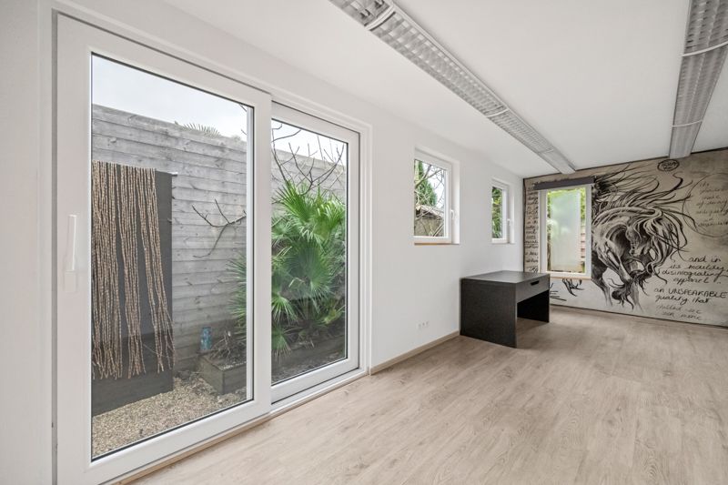 Roeselare - Stadsrand: Ruime, vernieuwde tussenwoning met 195m² woonoppervlakte & 4 slaapkamers foto 9