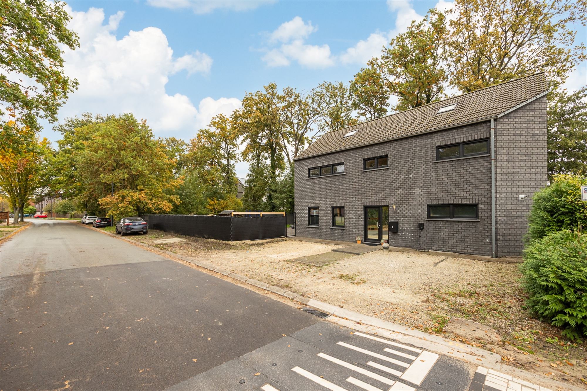 Ruime moderne woning met royale tuin  foto {{pictureIndex}}