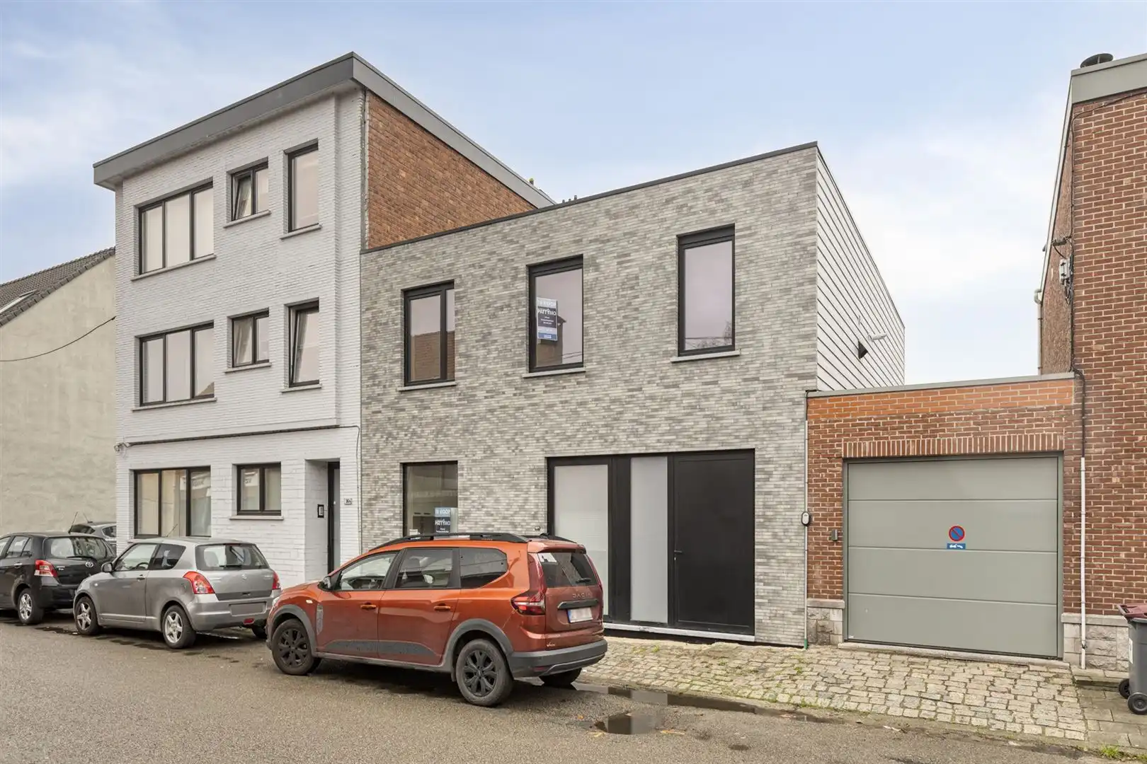Rustig gelegen nieuwbouw woning met zonnige tuin en 4 slaapkamers. foto {{pictureIndex}}