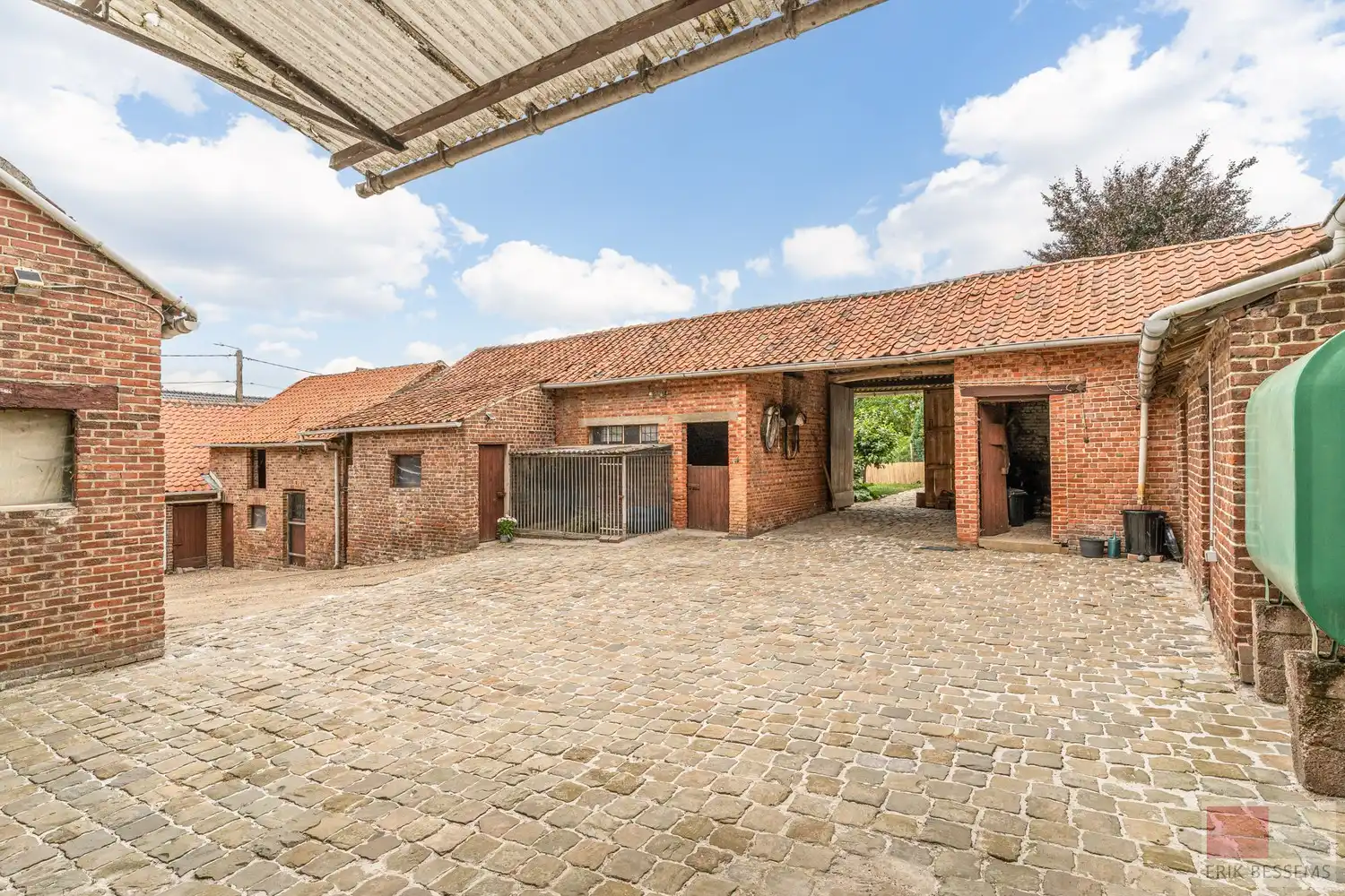 Gedeeltelijk gerenoveerde (vierkants)hoeve, met een potentieel woonoppervlakte van 547m² gelegen op een perceel van 1366m². foto 23