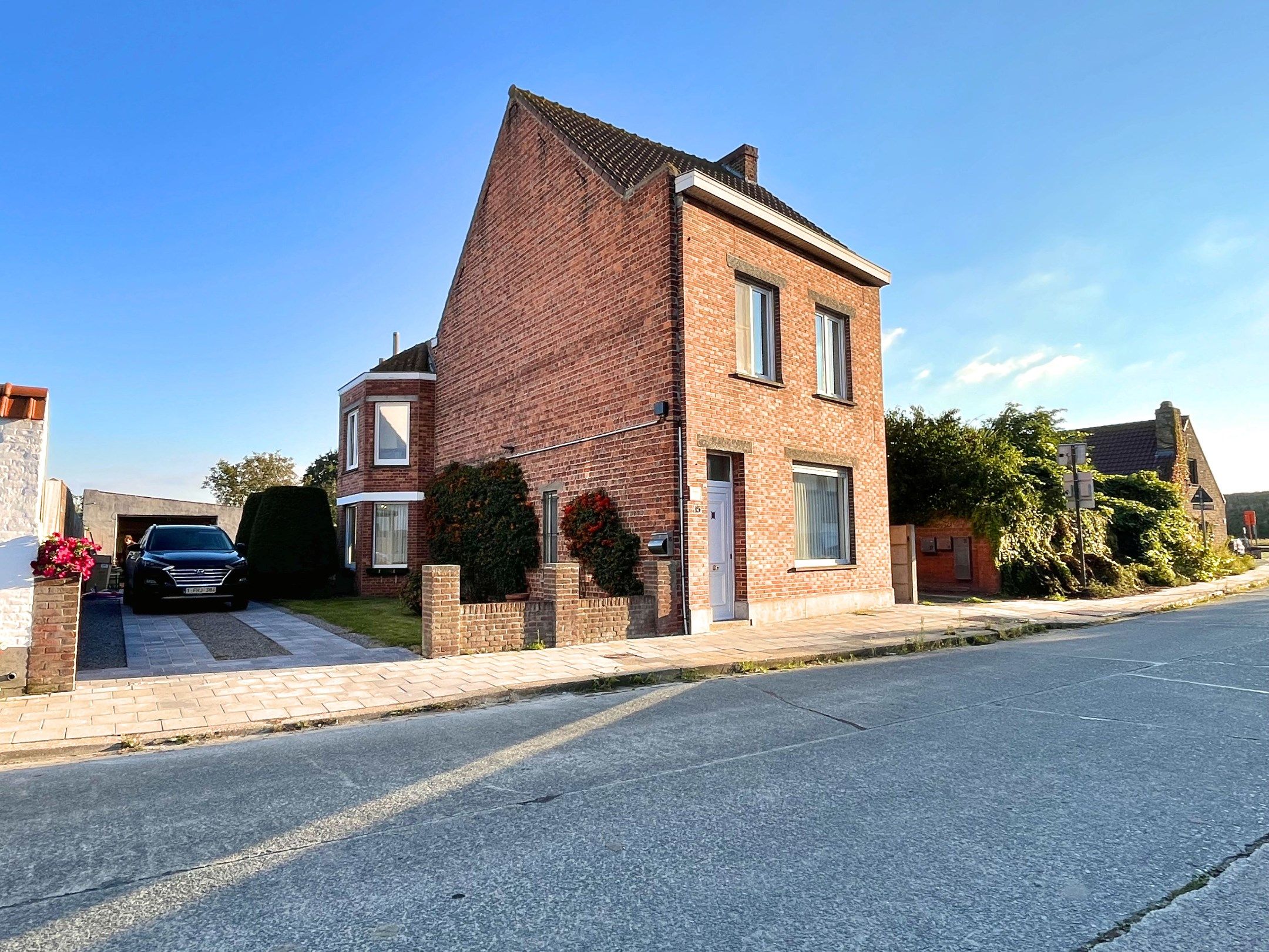 Vrijstaande woning met grote garage en tuin te Zwankendamme foto 1