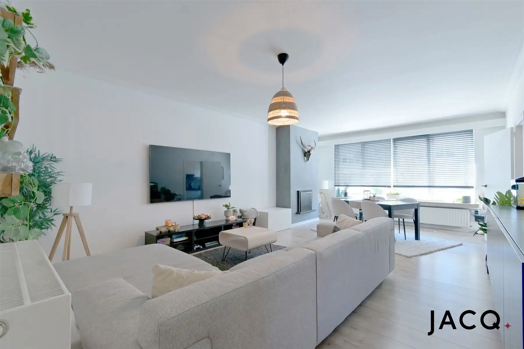Instapklaar appartement met 2 slaapkamers en dubbele garage foto {{pictureIndex}}