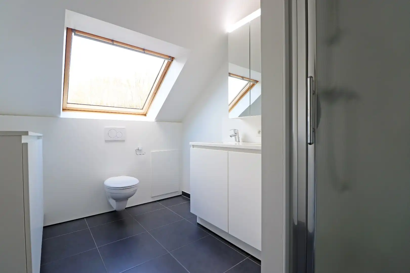 Lichtrijke woning met carport foto 8
