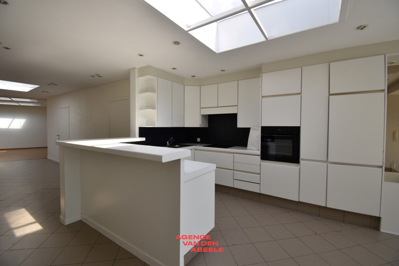 Commercieel gelegen woning met 4 slaapkamers en tuin foto 13