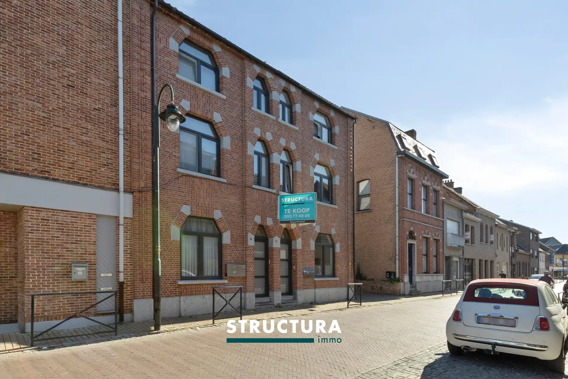 Modern en lichtrijk appartement met terras in hartje Lebbeke foto {{pictureIndex}}