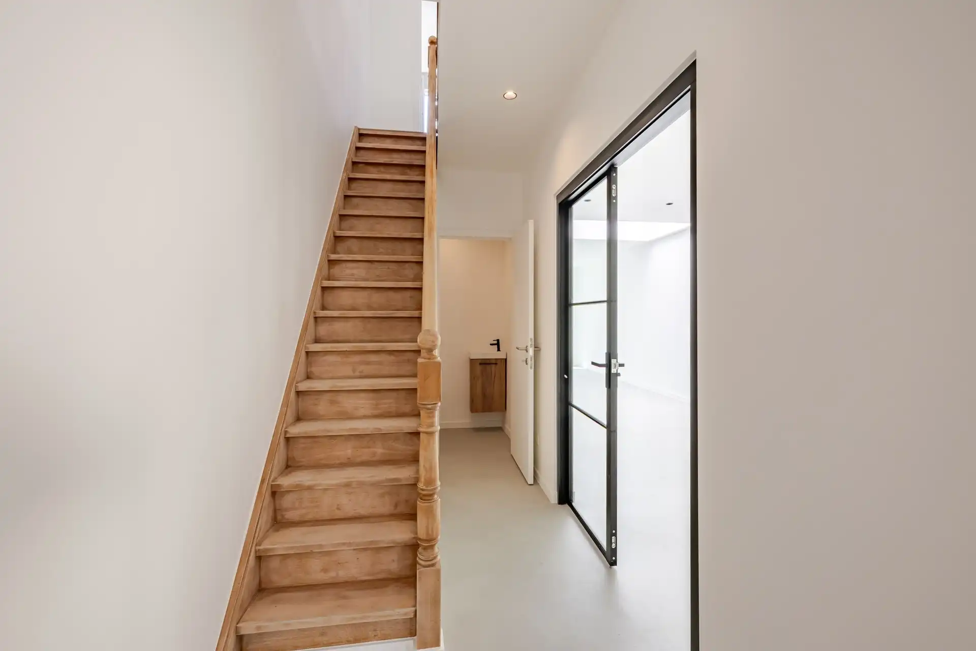 Top gerenoveerde woning met 2 slks en terras foto 3
