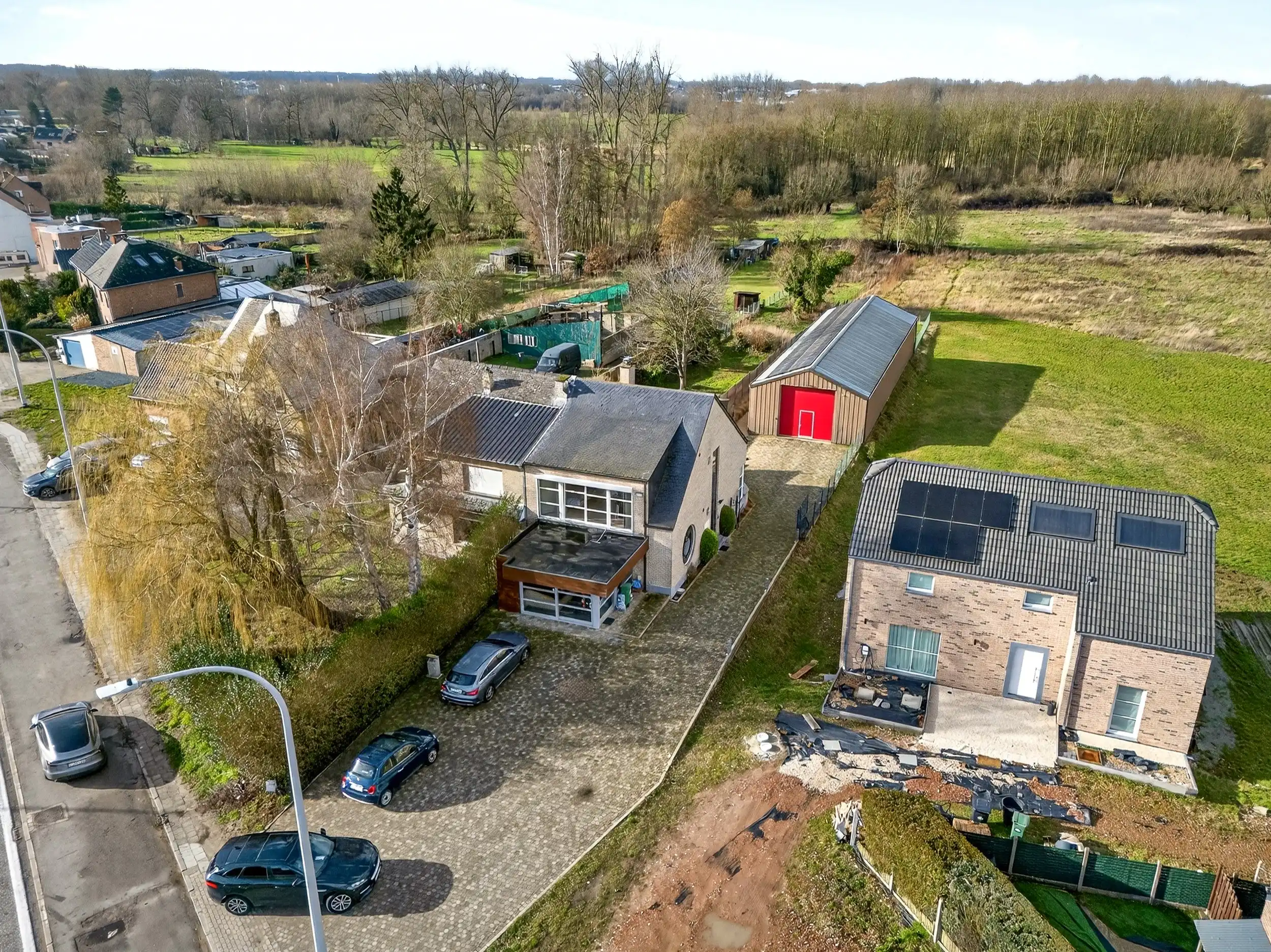 HOB bebouwing met loods & 3 slaapkamers te Meerbeke foto {{pictureIndex}}