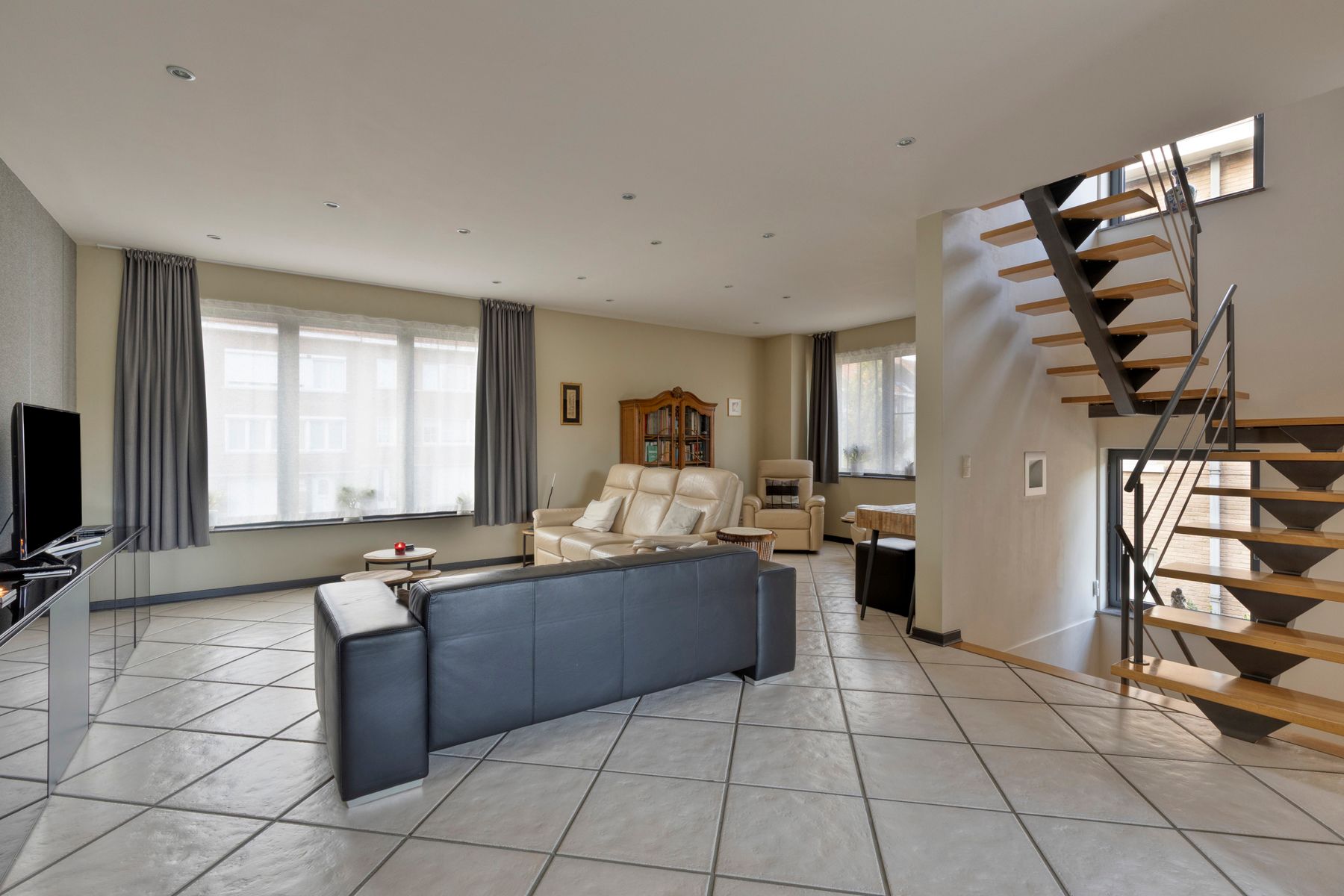 Ruime woning met 4 slaapkamers, garage en tuin foto 7