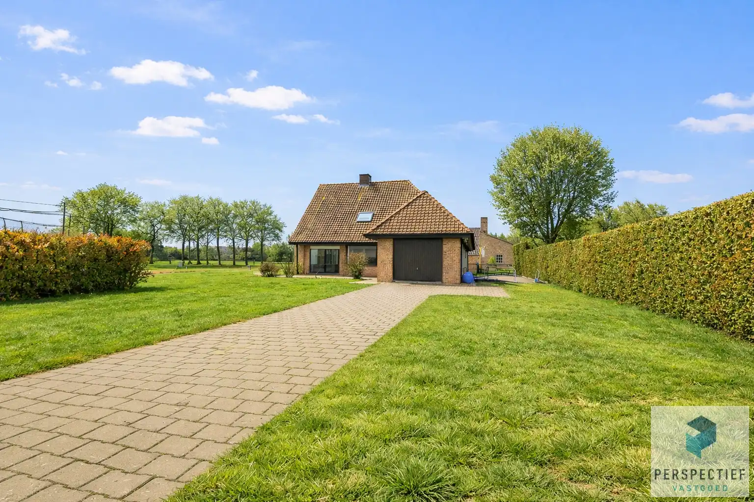 Hoofdfoto van de publicatie: Opvallend ruime en lichtrijke villa met 5 slpks en grote tuin in een landelijke omgeving