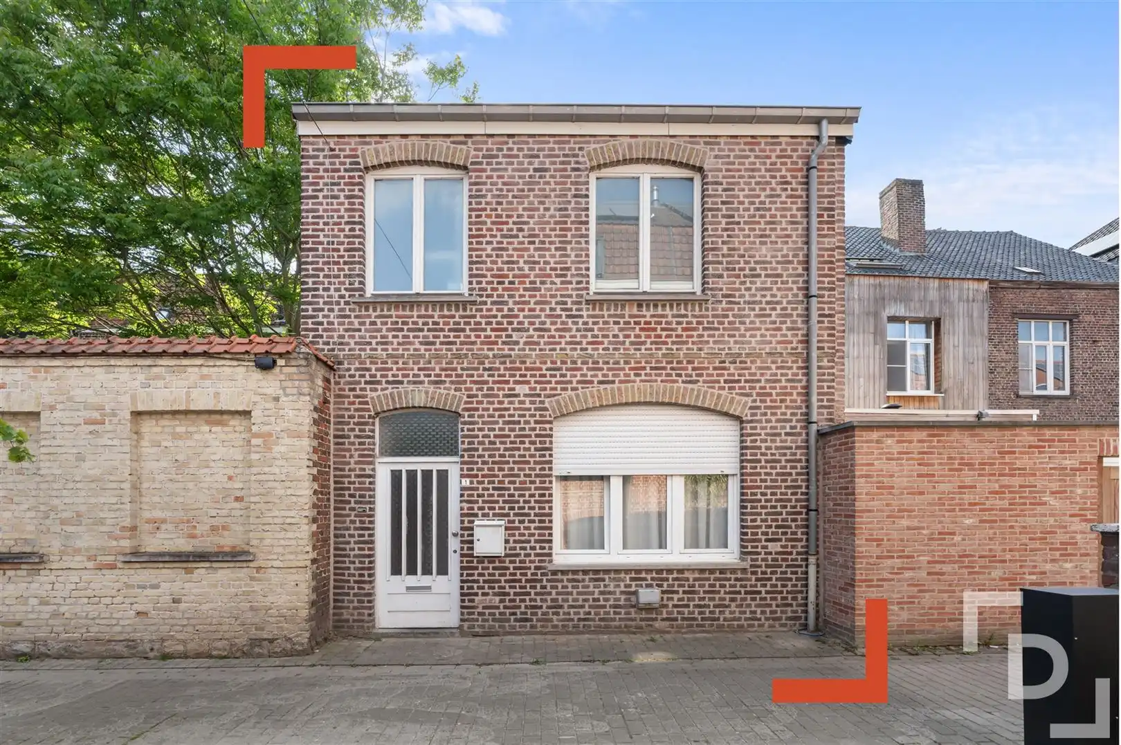 Hoofdfoto van de publicatie: Op te frissen woning te koop in het centrum van Ieper.