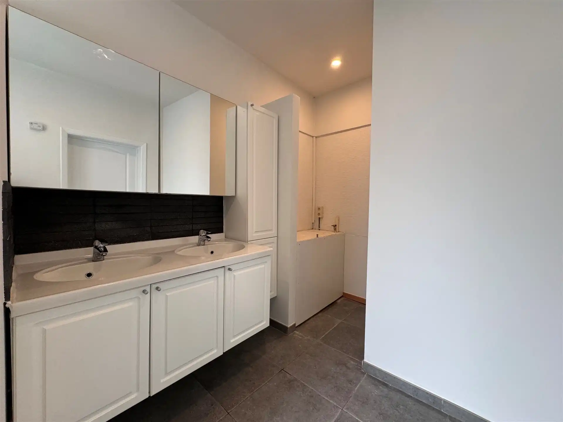 Vernieuwde woning met privé parking voor de wagen achteraan.  foto 17