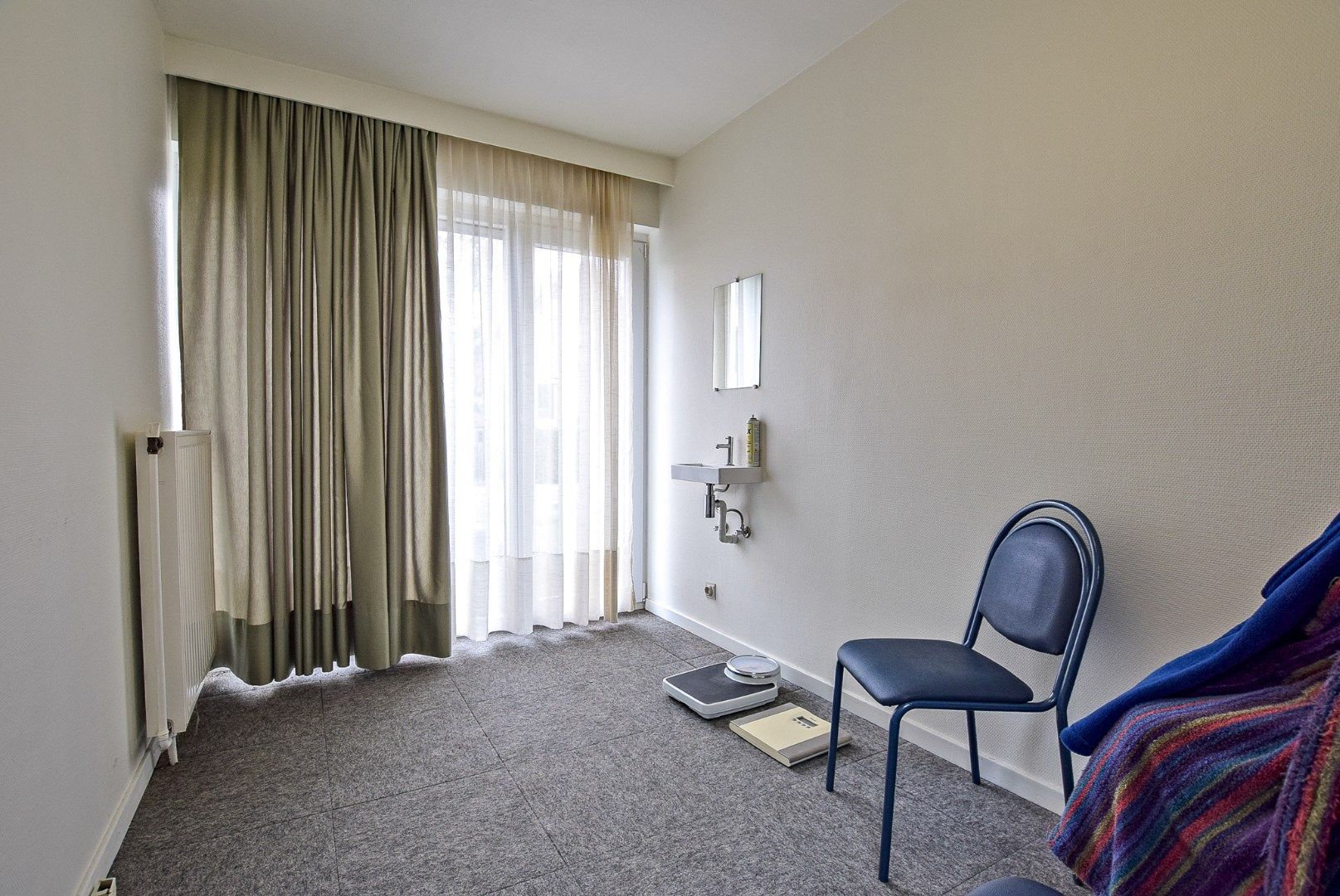 Goed gelegen kantoorruimte / praktijkruimte met woonst te Oostduinkerke op 749m². foto 4