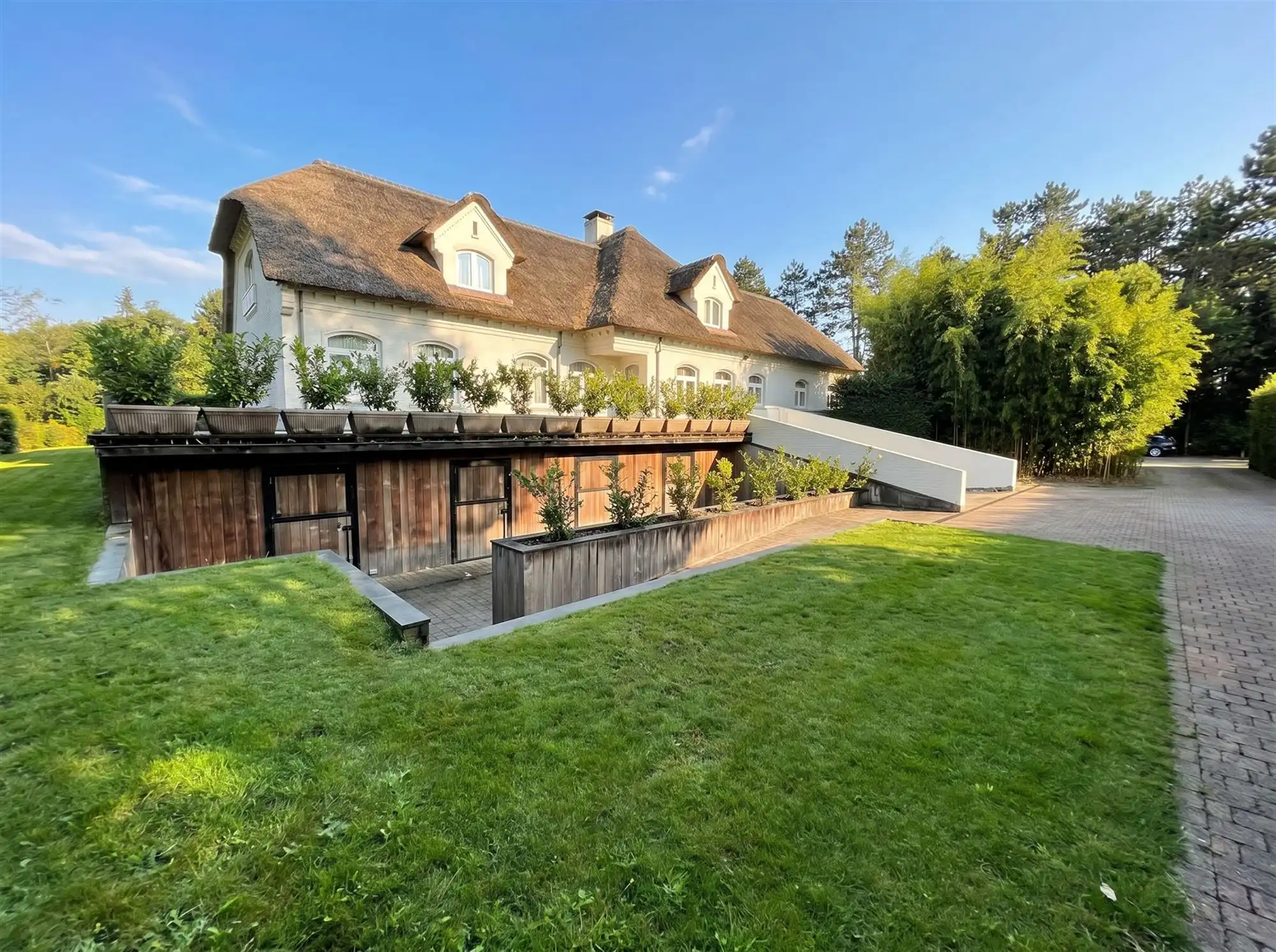 Prachtige villa met 9 slaapkamers en buitenzwembad foto 3
