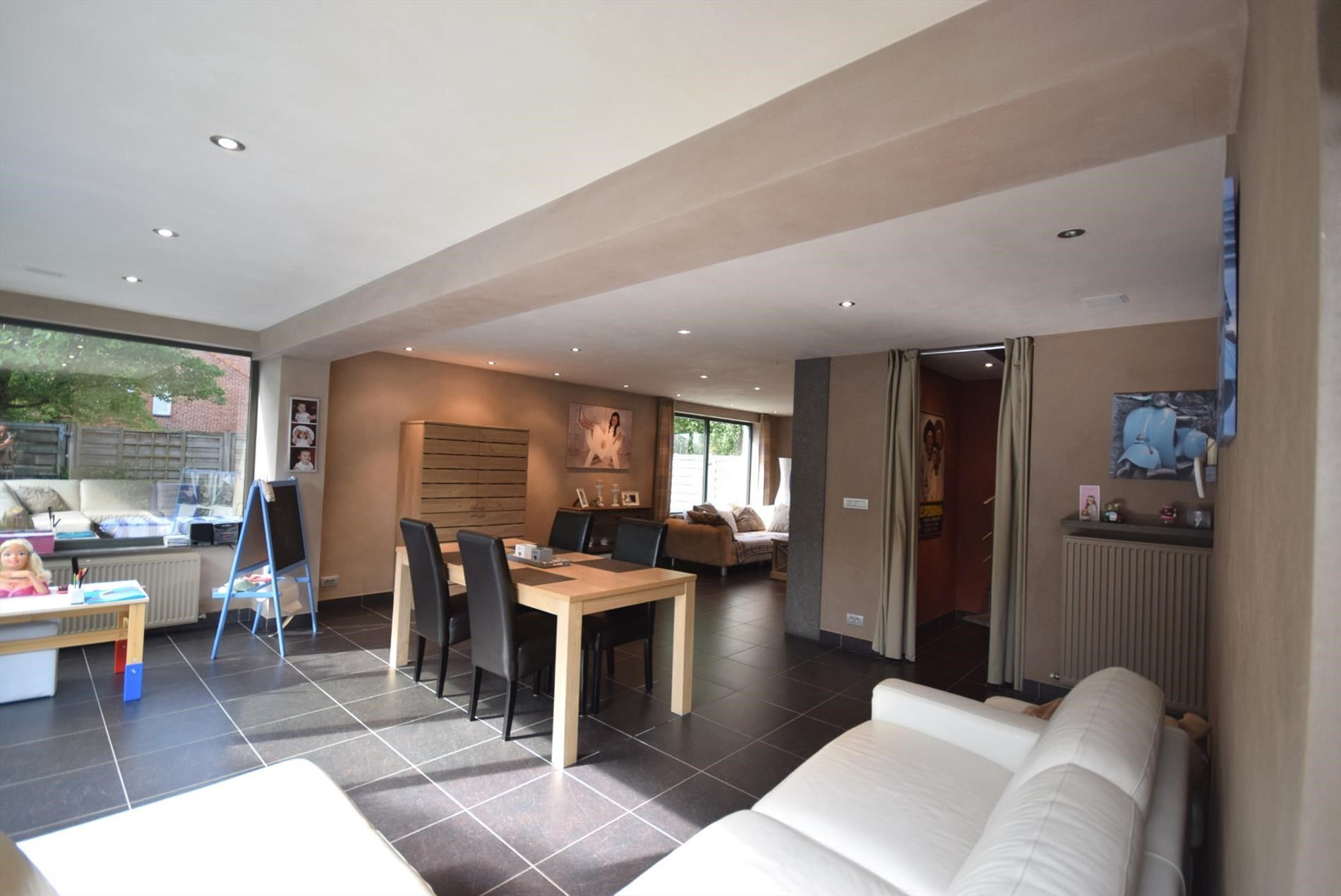 WONING MET ZONNIGE STADSTUIN foto 5