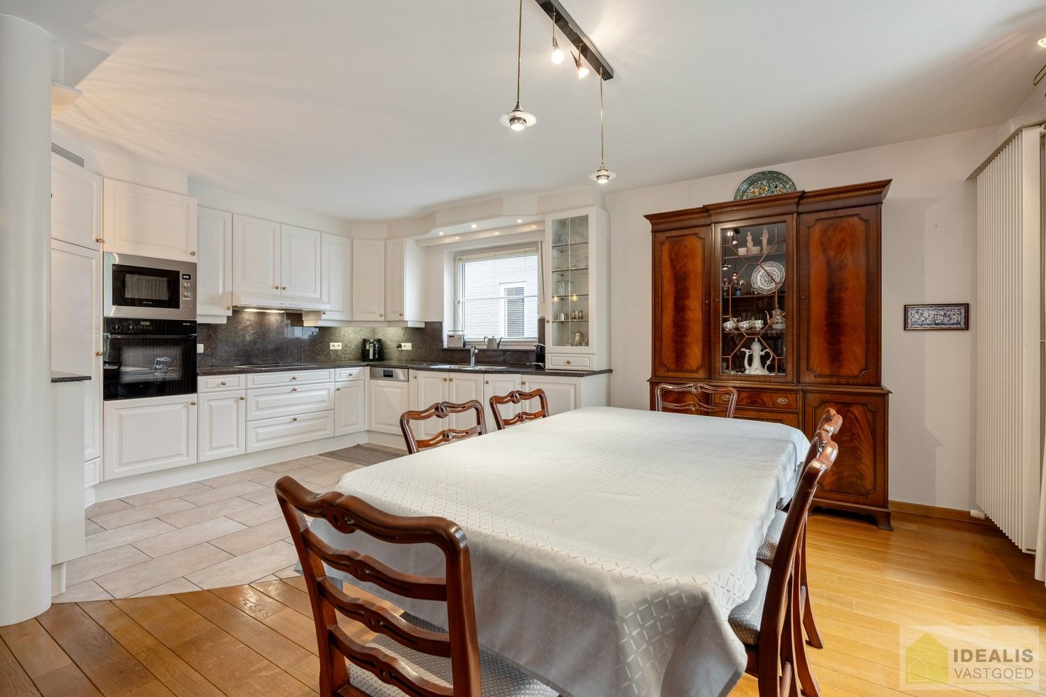 IDEALIS VASTGOED – RUIM INSTAPKLAAR APPARTEMENT IN KLEINSCHALIGE RESIDENTIE MET LICHTRIJKE LEEFRUIMTE, OPEN KEUKEN, HEERLIJK OVERDEKT TERRAS, 3 SLAAPKAMERS, BADKAMER, FIJNE WASPLAATS/BERGING EN INPANDIGE GARAGE OP EEN UITERST GUNSTIGE LOCATIE MIDDEN IN HET CENTRUM VAN PELT!! ZEER GESCHIKT VOOR KANDIDATEN OP ZOEK NAAR INSTAPKLAAR APPARTEMENT foto 12