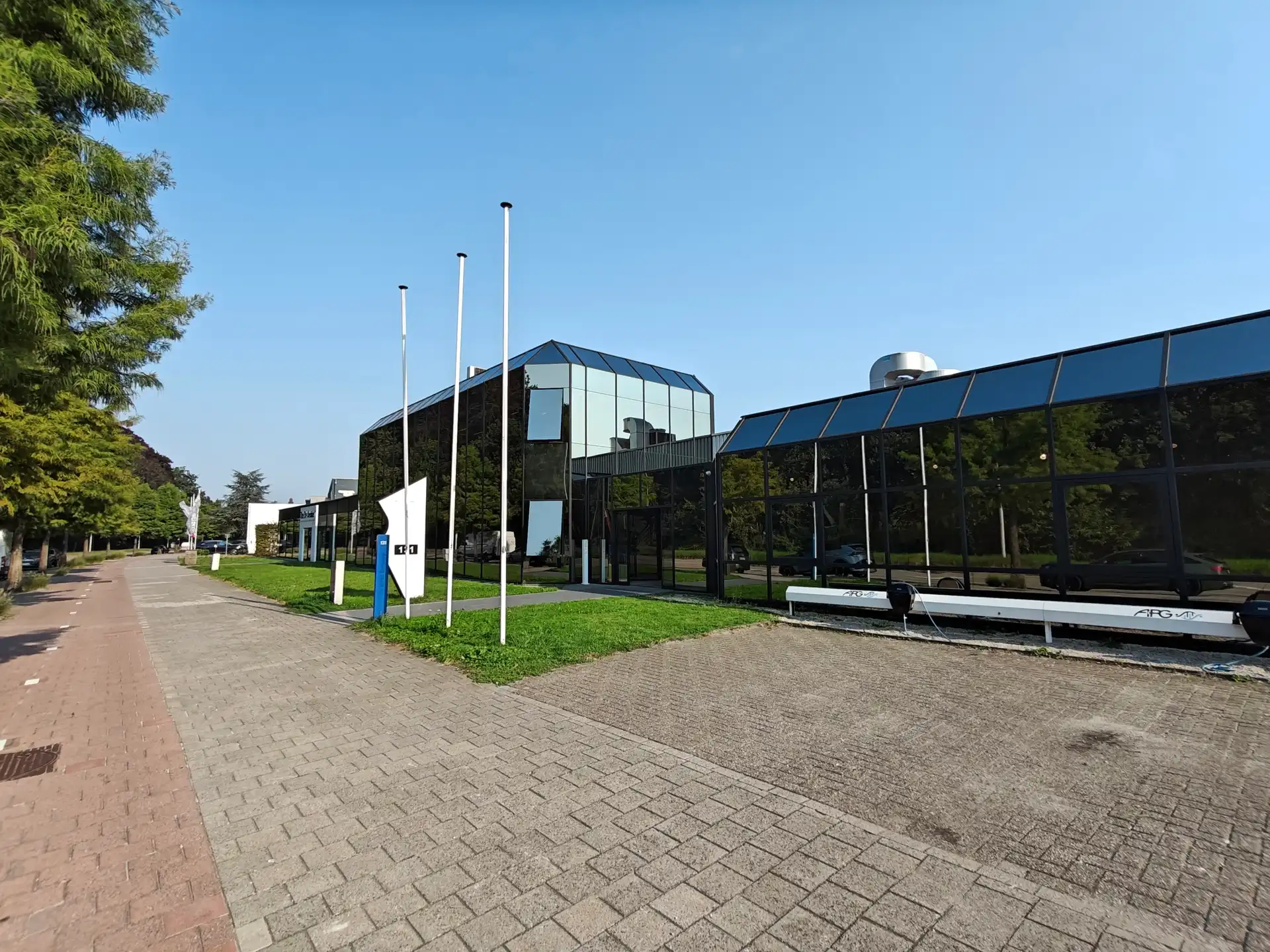 Industriegebouw met een modern gerenoveerde kantoorruimte foto {{pictureIndex}}