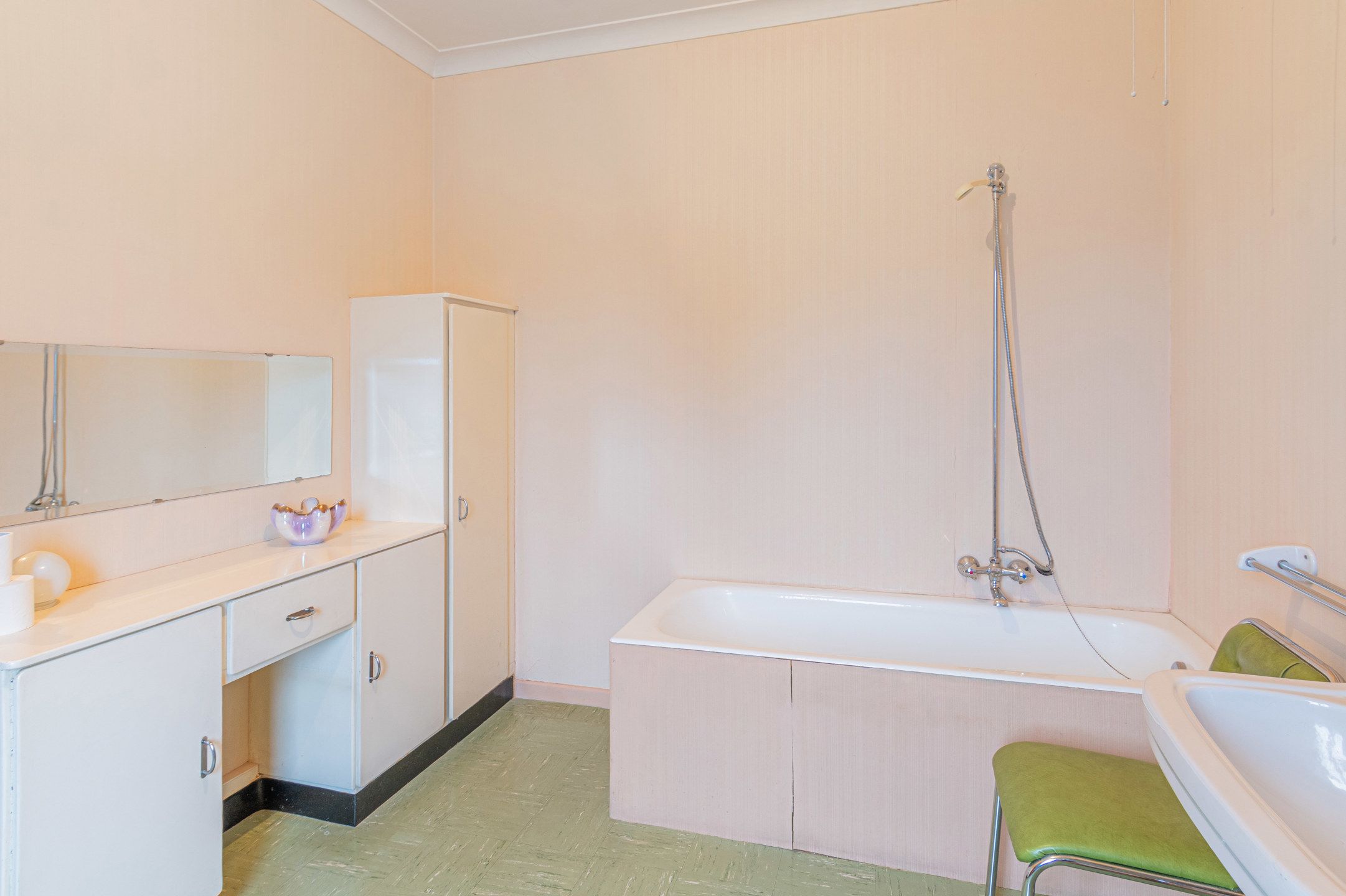 Ruime op te frissen woning met garage en tuin  foto 14