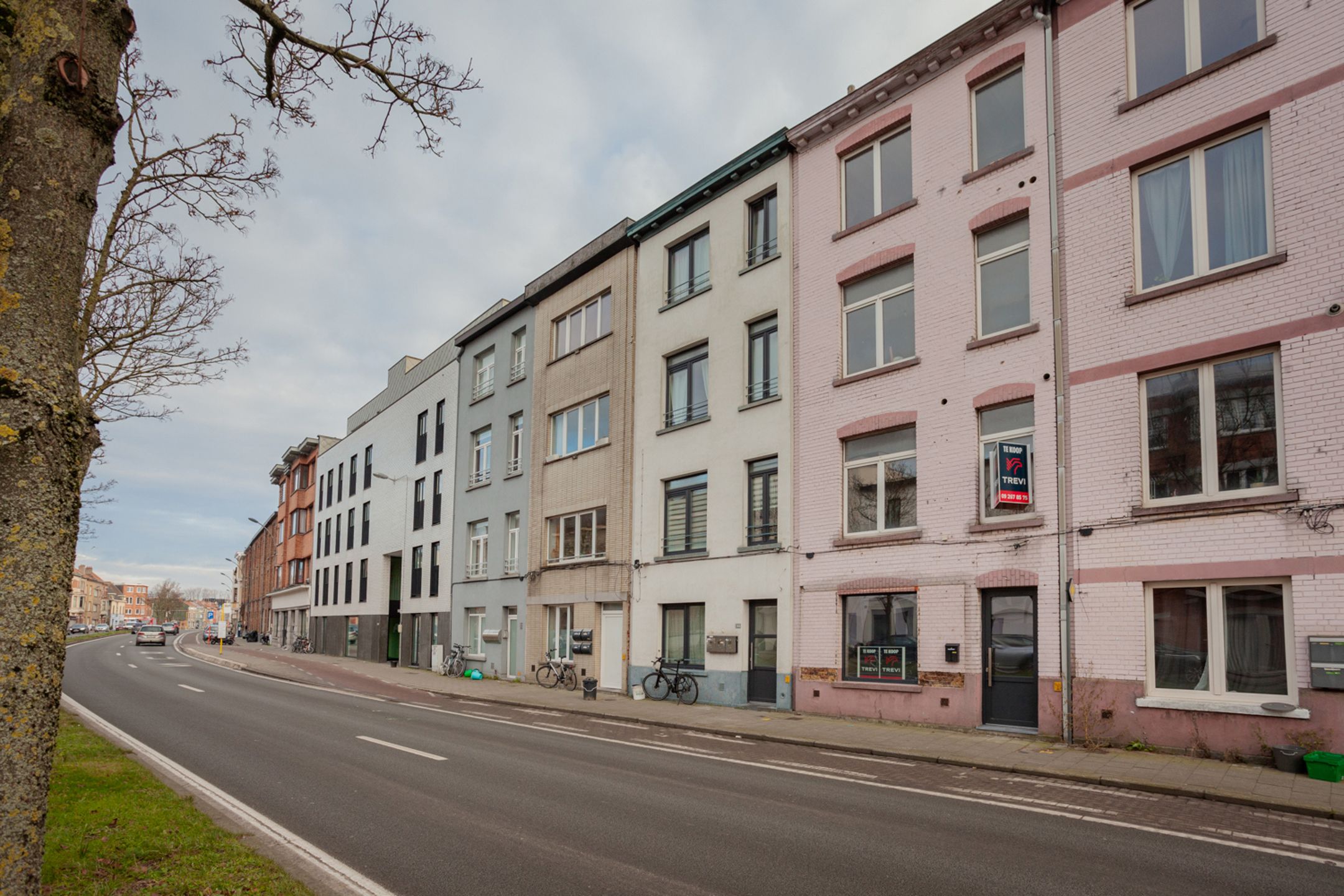 Hoofdfoto van de publicatie: Verder te renoveren opbrengsteigendom met 4 units