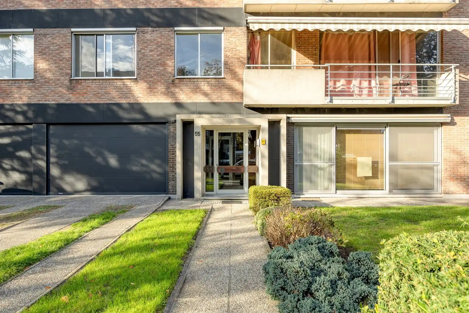 Op te frissen 3-slaapkamerappartement met lift en kelderberging  foto 2
