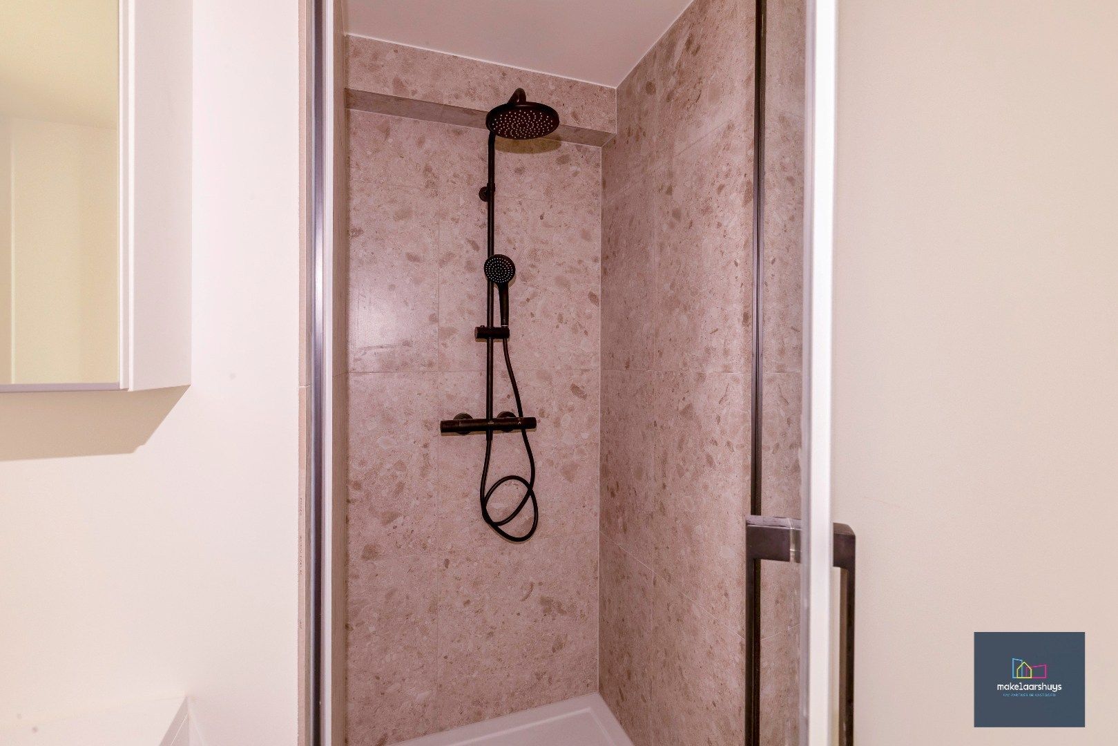 Prachtig  duplex appartement met 4 slpk, 3 badk, grote tuin en parkeergelegenheid foto 18