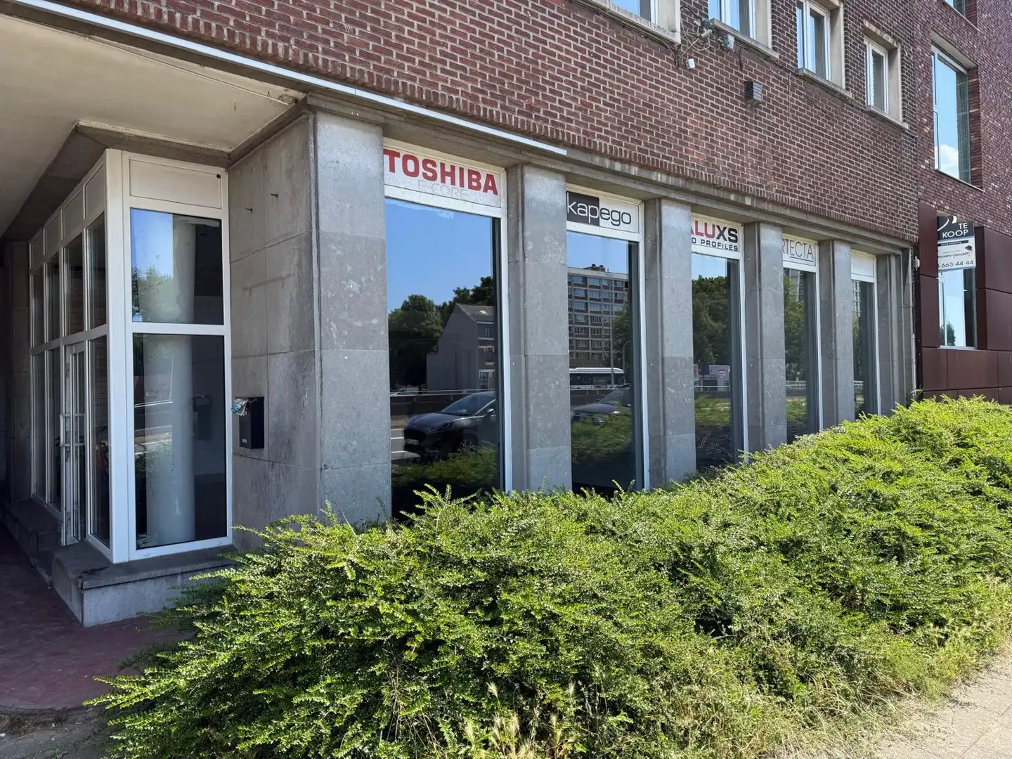 Gelijkvloerse winkelruimte van +/- 136 m² op uitermate centrale ligging in de onmiddellijke nabijheid van grote verbindingswegen. Algemene onkosten : € 100/mnd.
Beschikbaarheid overeen te komen. foto 3