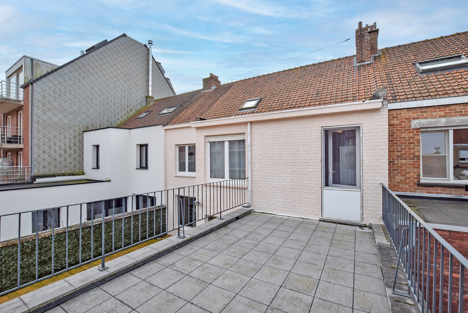Ruime woning momenteel opgedeeld in 2 appartementen met inpandige garage en tuin op 240m². foto 17
