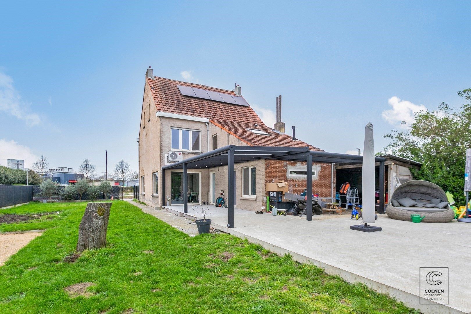 Instapklare woning met praktijkruimte én bouwgrond in Wommelgem. 4-5 slaapkamers, tuin, zonnepanelen en garage. foto 29