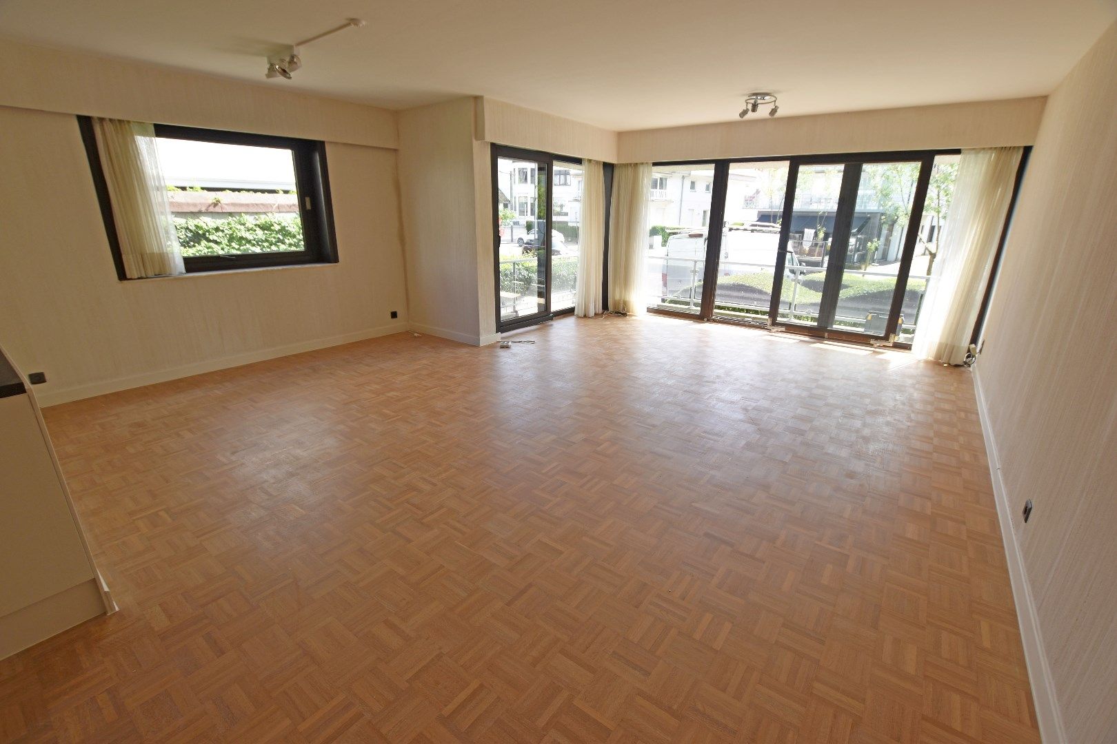 Ongemeubeld hoekappartement in hartje Zoute nabij het Albertplein foto 3