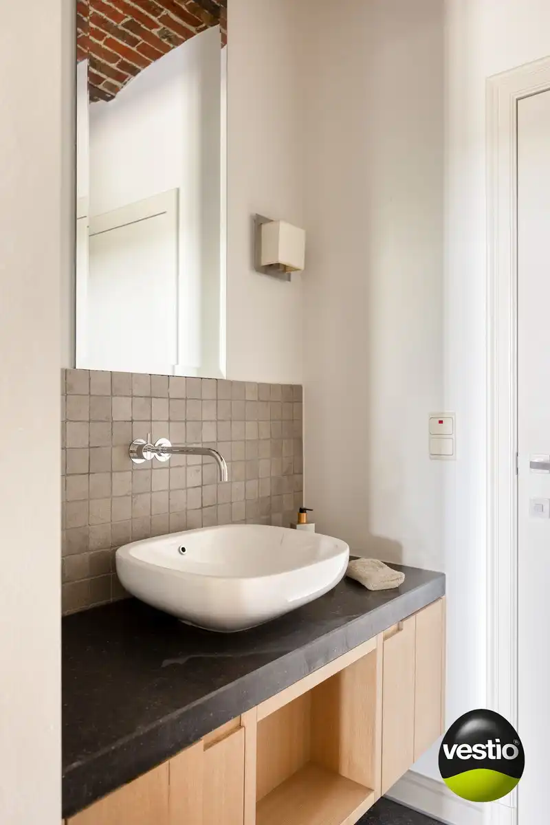 EXCLUSIEVE HOEVE MET MEERDERE WOONGEDEELTES, ATELIER, STALLING en AANPALENDE WEIDE OP CA. 1,6 HECTARE NABIJ DOMEIN NIEUWENHOVEN. foto 38