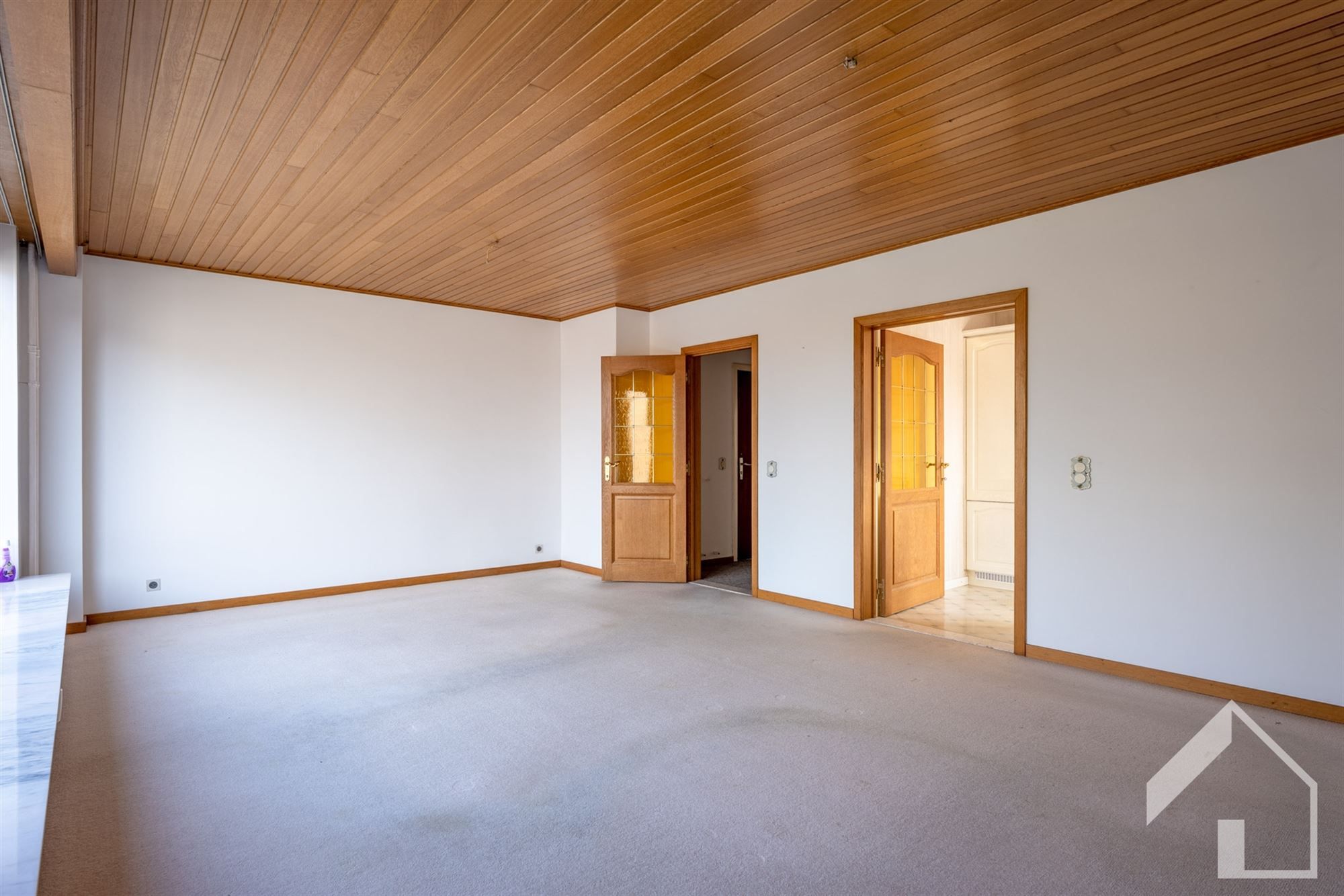 Ruim op te frissen 3-slaapkamerappartement met garage  foto 4