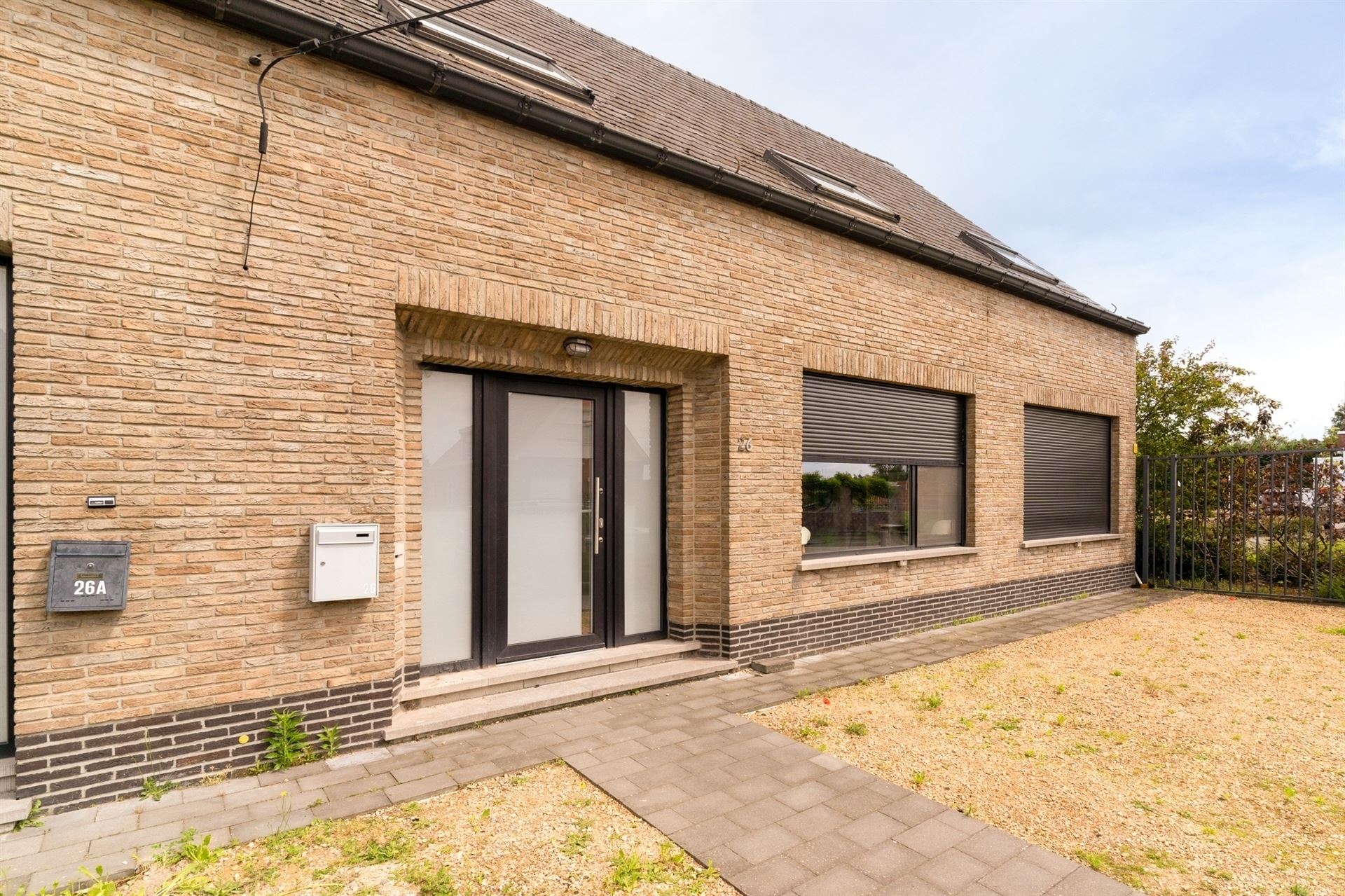 Meergezinswoning bestaande uit 2 app, tuin en dubbele carport foto 2