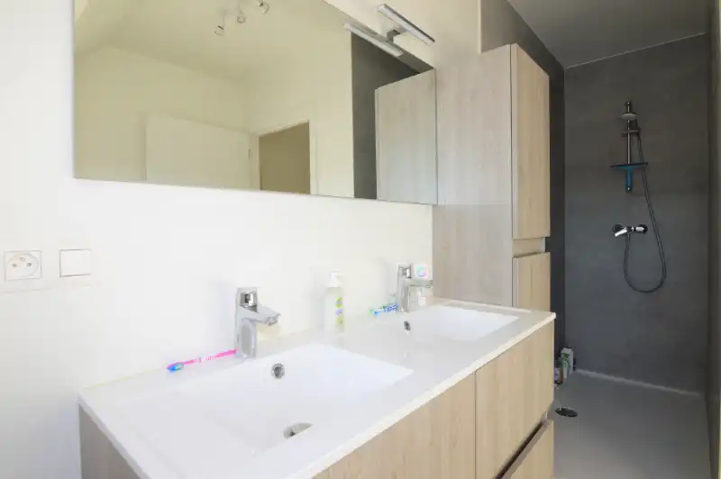 Recent (2021) duplex appartement voorzien van twee slaapkamers, ruim terras en staanplaats centrum Zemst. foto 11