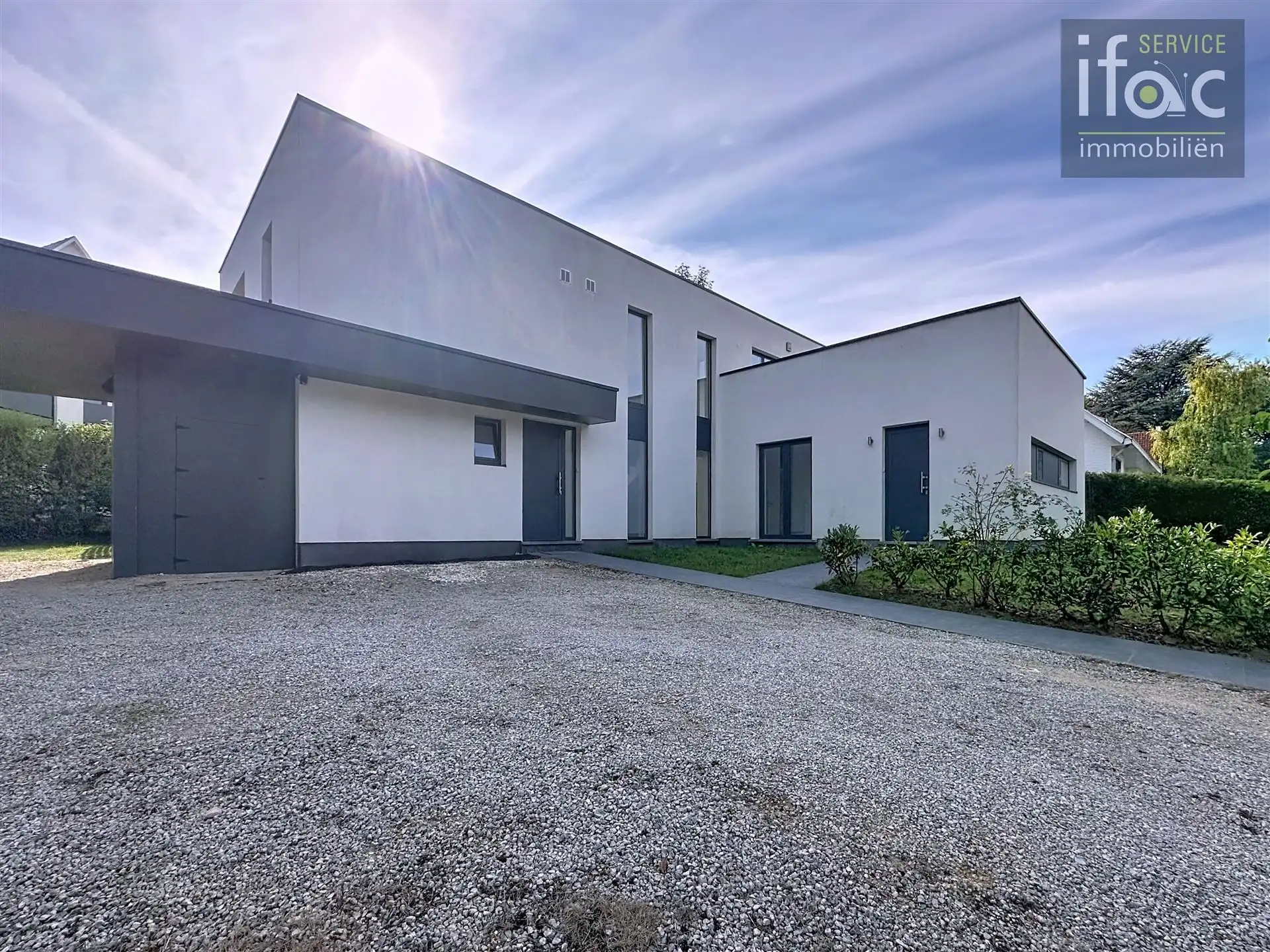 Moderne villa met 6 slaapkamers en zonnige tuin in wijk Arboretum foto {{pictureIndex}}